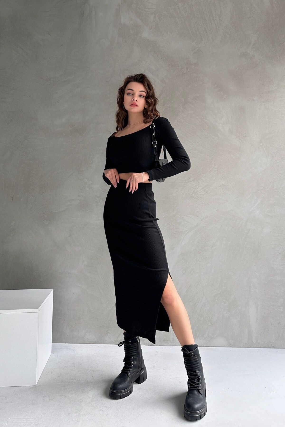 KARE YAKA YIRTMAÇLI ETEKLİ KAŞKORSE TAKIM