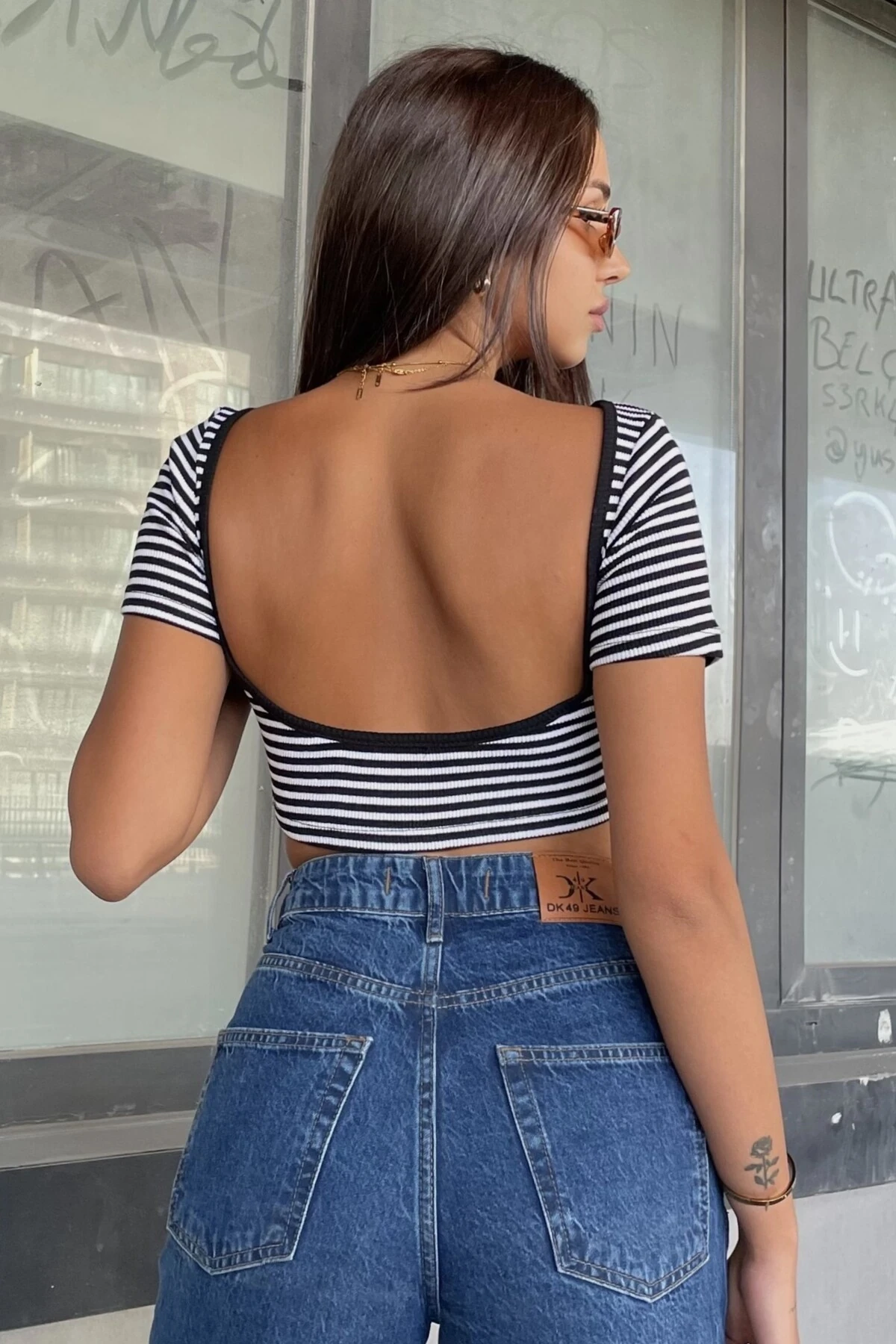 SIRT DEKOLTELİ ÇİZGİLİ KAŞKORSE CROP