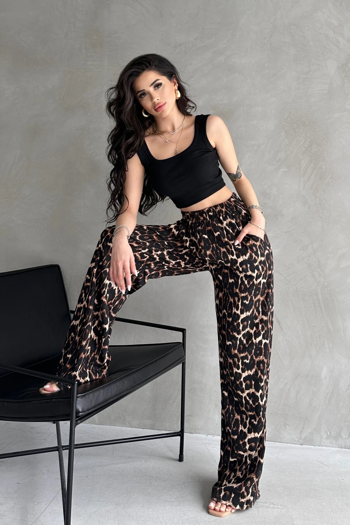 KARE YAKA FİTİLLİ CROP ATLET, LEOPAR DESENLİ BÜRÜMCÜK PALAZZO PANTOLON TAKIM