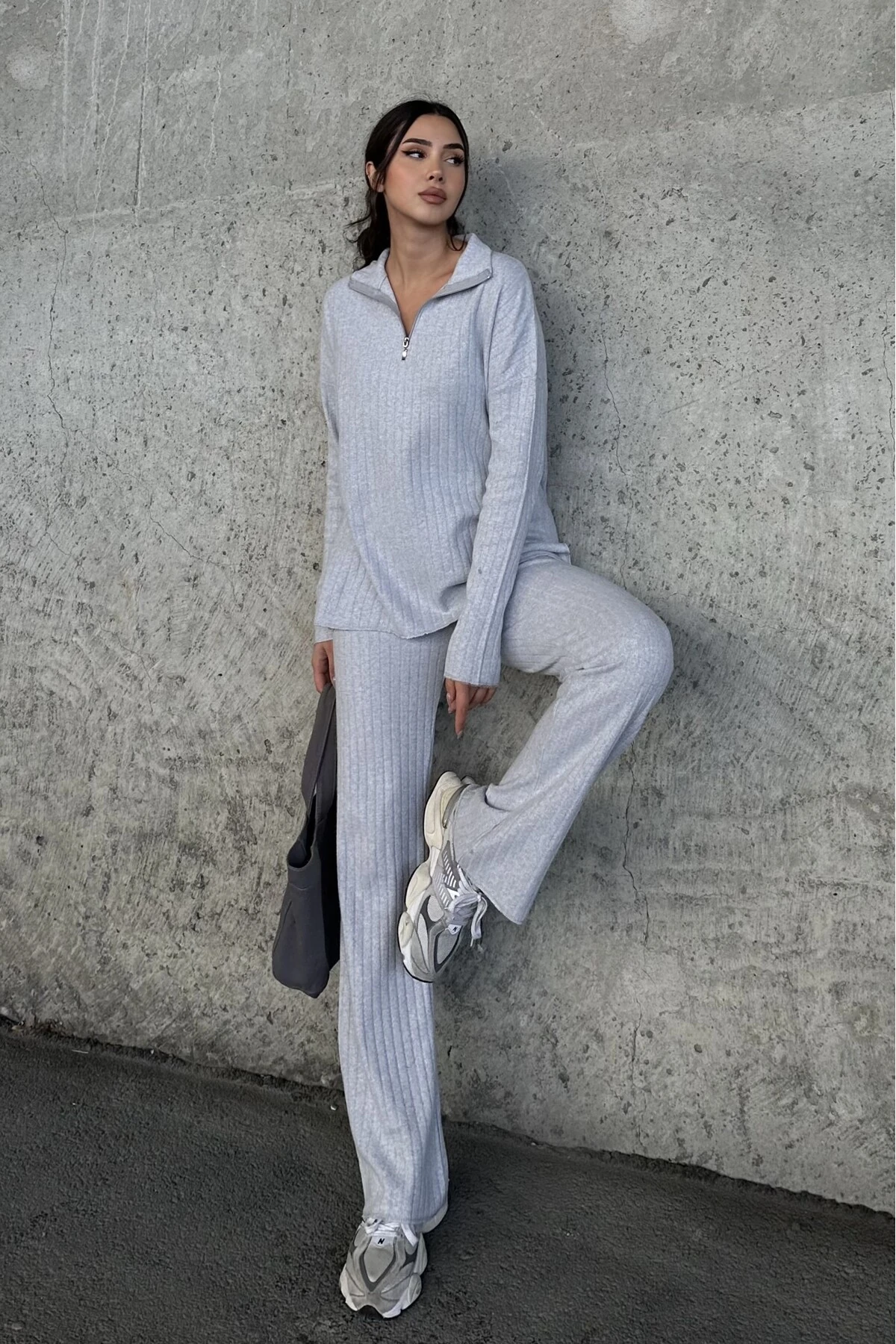 FERMUARLI YAKA UZUN KOL BLUZ, PAÇASI YIRTMAÇLI YANLARDAN FERMUARLI PANTOLON TAKIM - gri