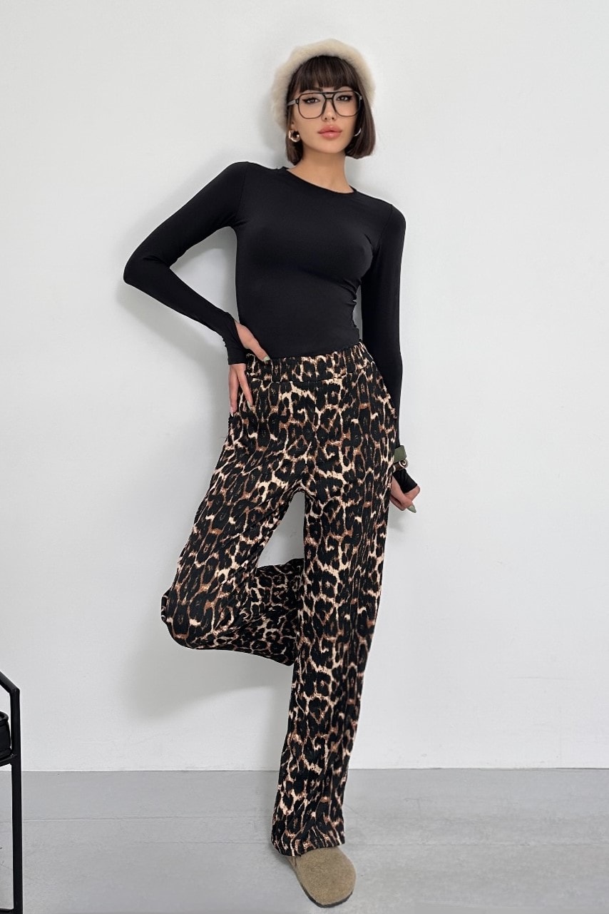 JANE 2' li TAKIM - MODAL KUMAŞ PARMAK GEÇİRMELİ UZUN KOL BODY, LEOPAR DESENLİ BÜRÜMCÜK PALAZZO PANTOLON TAKIM