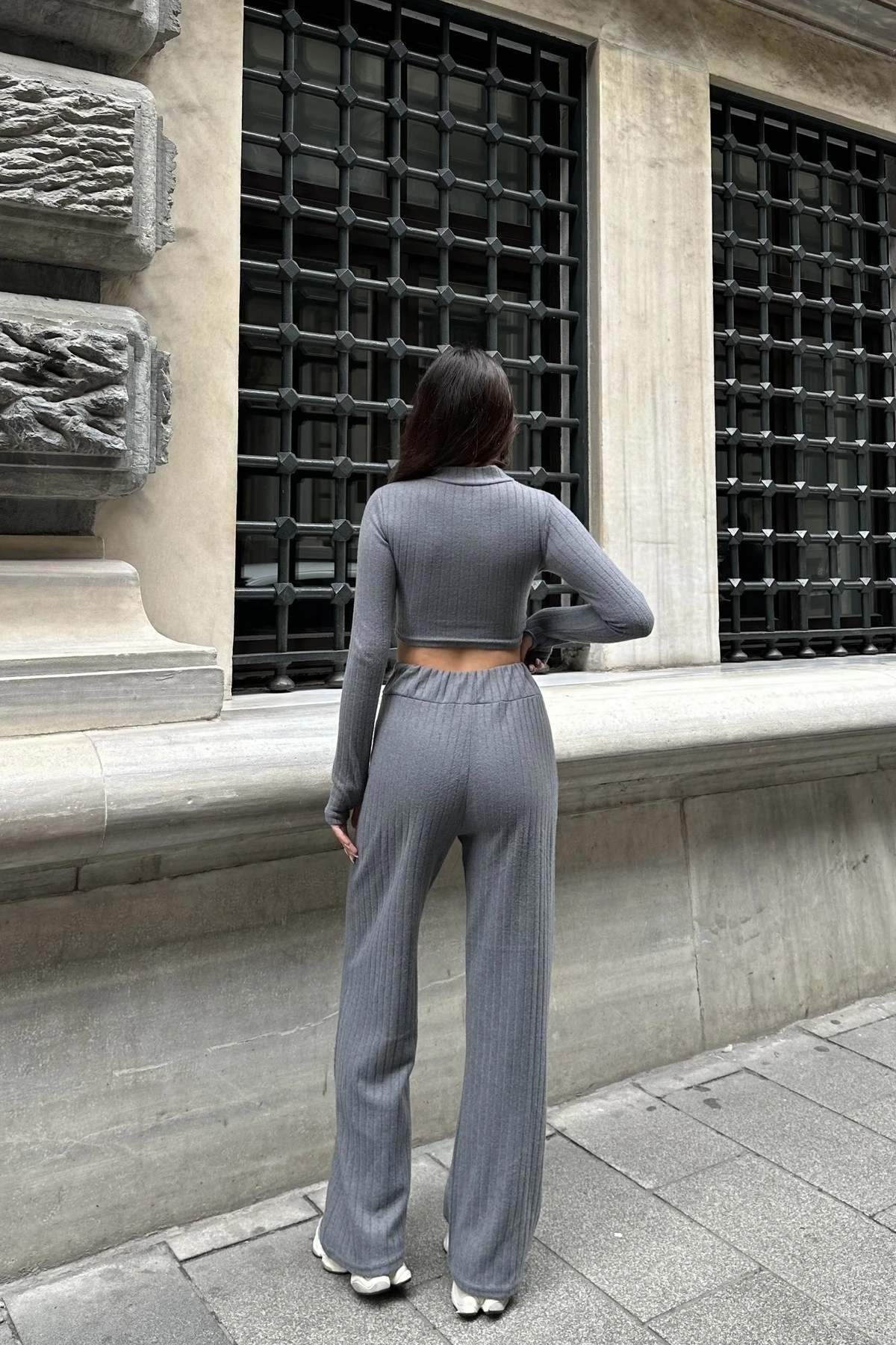 YARIM BALIKÇI YAKA,PARMAK GEÇİRMELİ UZUN KOL CROP, YÜKSEK BEL PANTOLON TAKIM