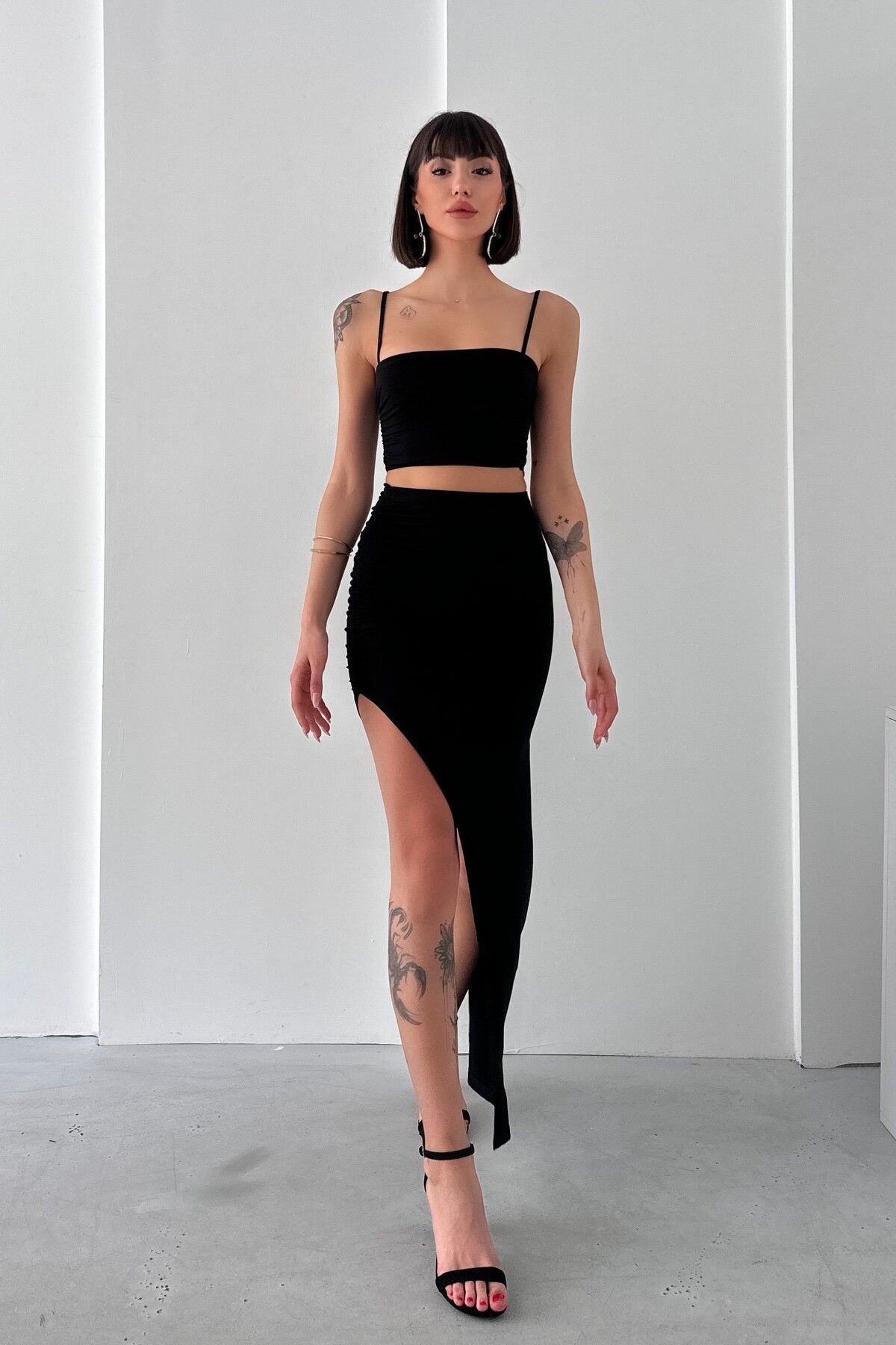 ASKILI CROP , YIRTMAÇLI ETEK SANDY DRAPELİ TAKIM