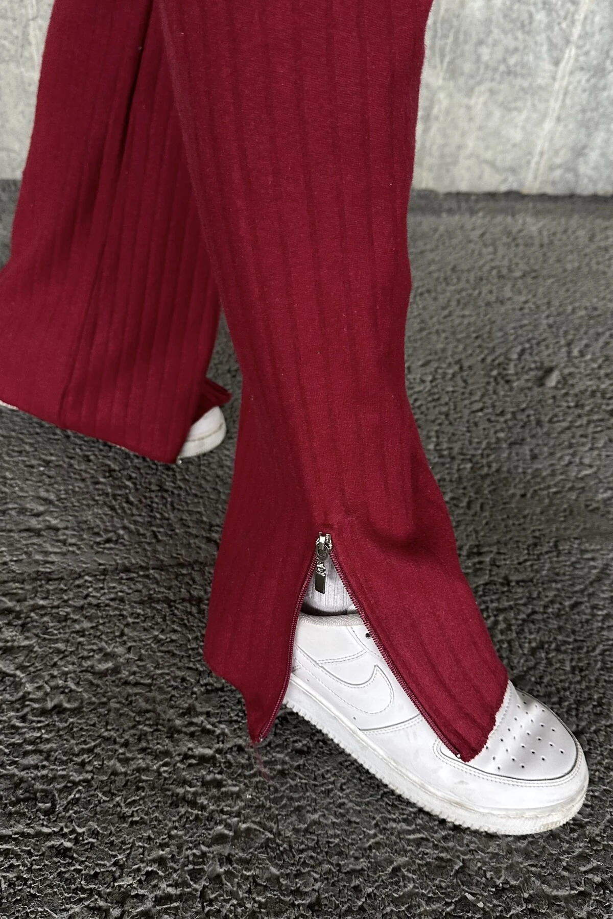 FERMUARLI YAKA UZUN KOL BLUZ, PAÇASI YIRTMAÇLI YANLARDAN FERMUARLI PANTOLON TAKIM