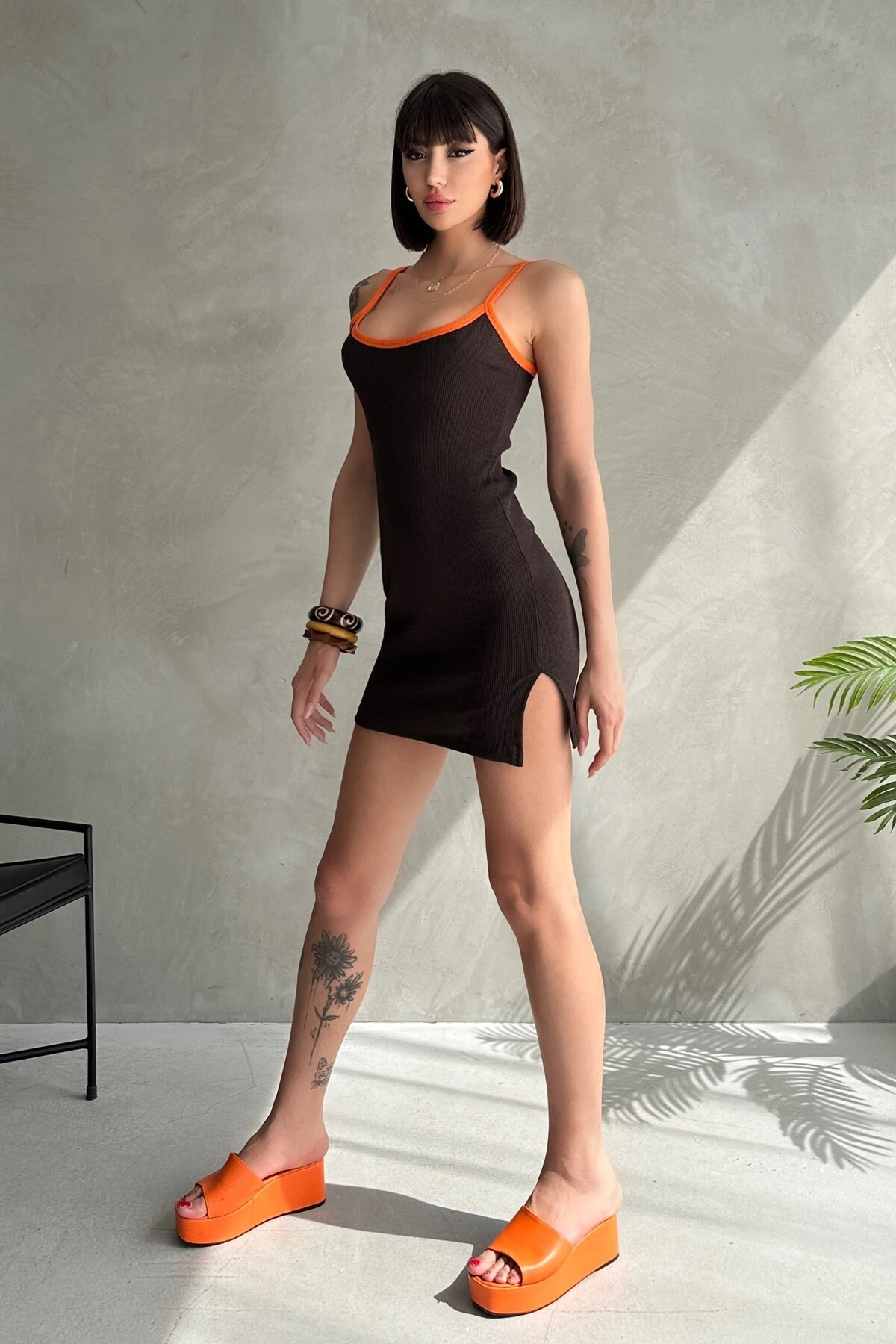 BİYE ASKILI YIRTMAÇLI KAŞKORSE KISA ELBİSE