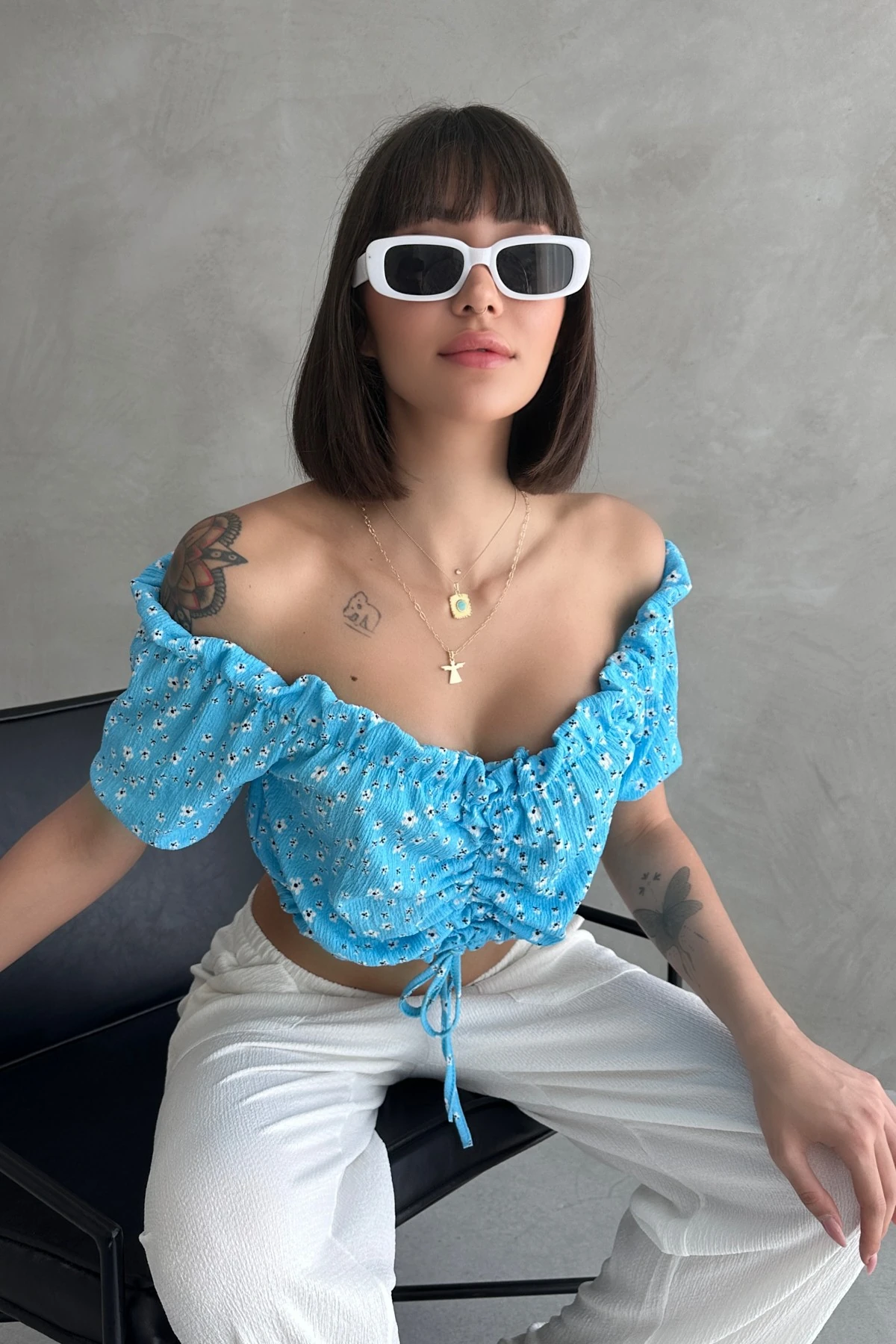 YAZLIK ÇİÇEK DESENLİ MADONNA YAKA ÖNDEN BÜZGÜLÜ BÜRÜMCÜK BLUZ