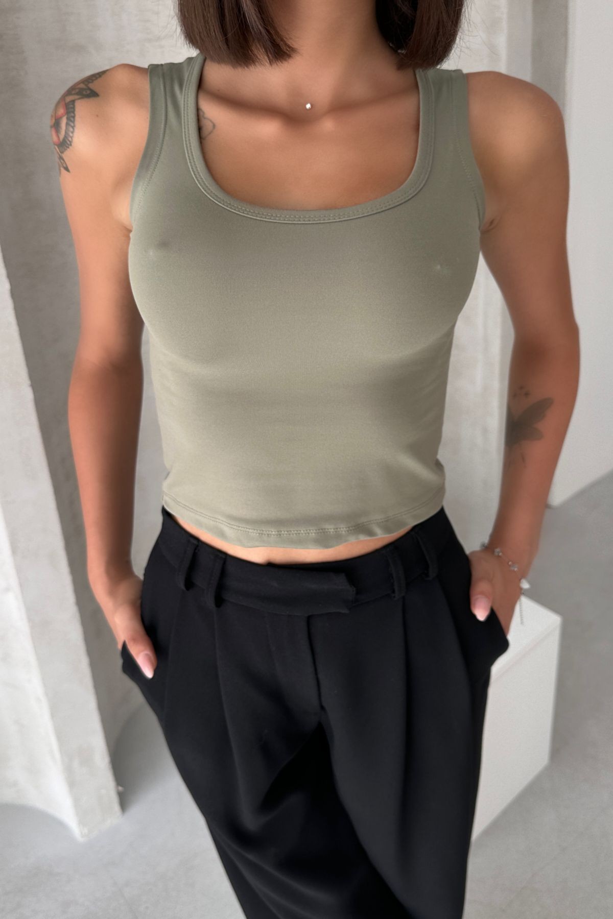 MODAL KUMAŞ U YAKA KALIN ASKILI SIRTI KAPALI CROP BODY