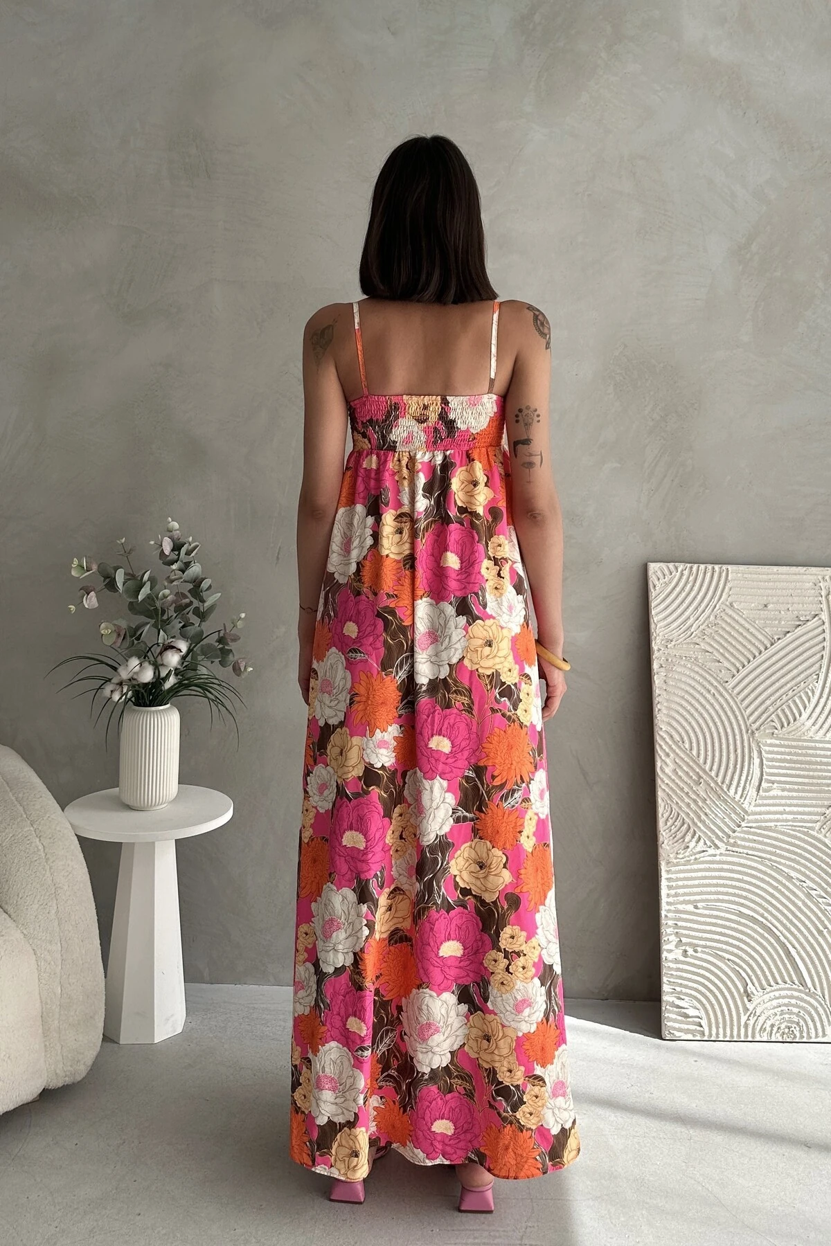 DRAPELİ ASKILI ÇİÇEK DESENLİ UZUN ELBİSE