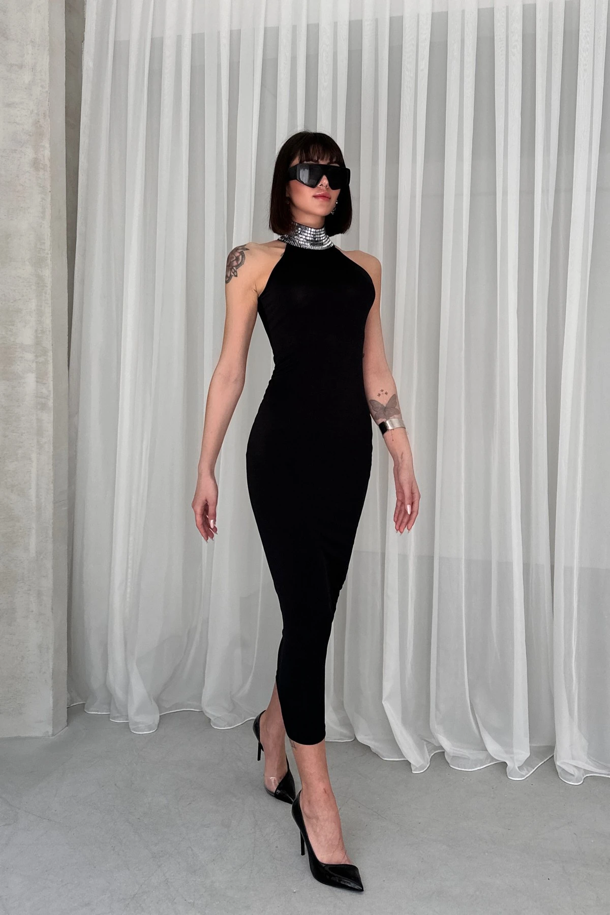 VİCTORİA DİK YAKA BOĞAZI TAŞ DETAYLI SANDY ELBİSE