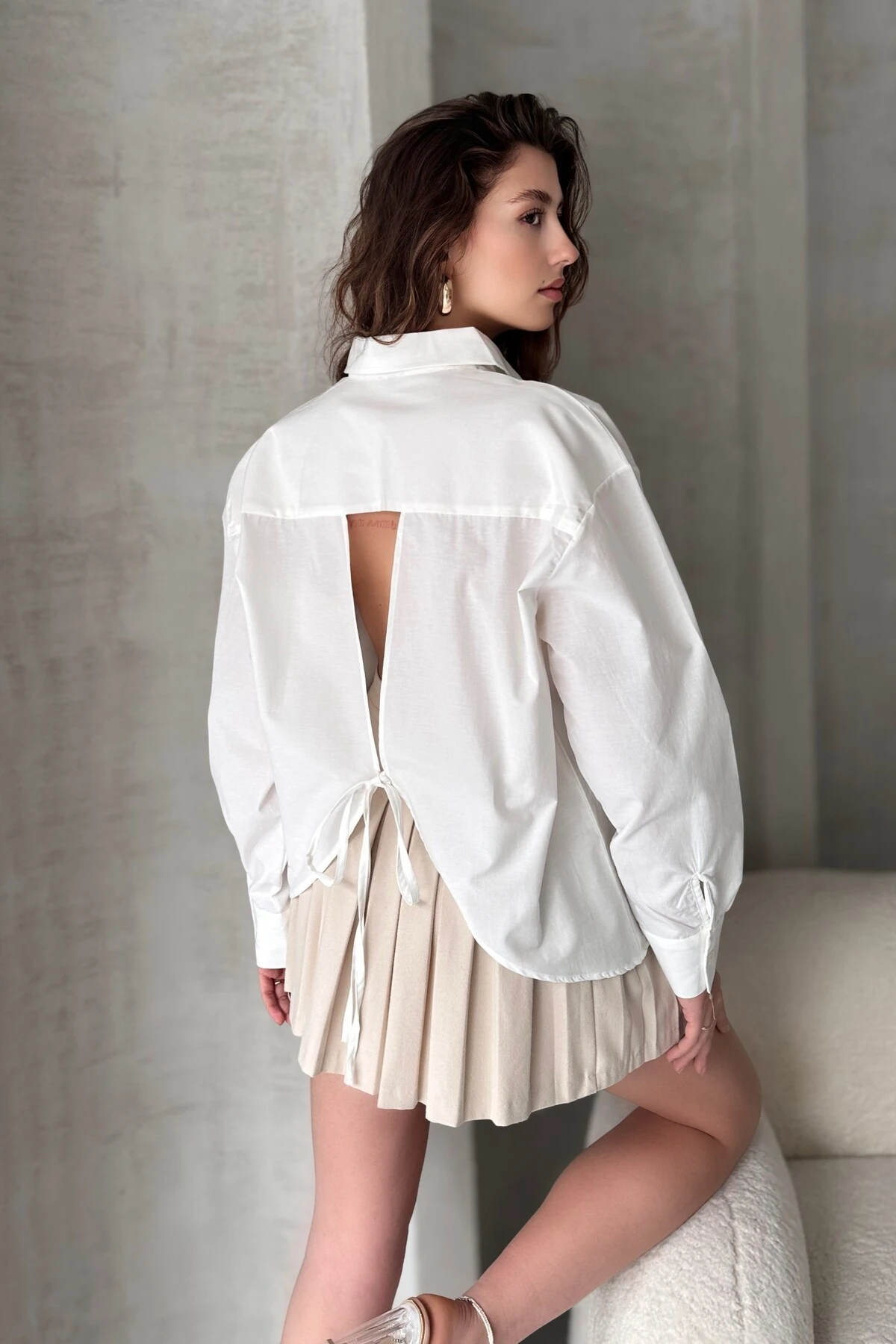 SIRT DEKOLTELİ TASARIM GÖMLEK