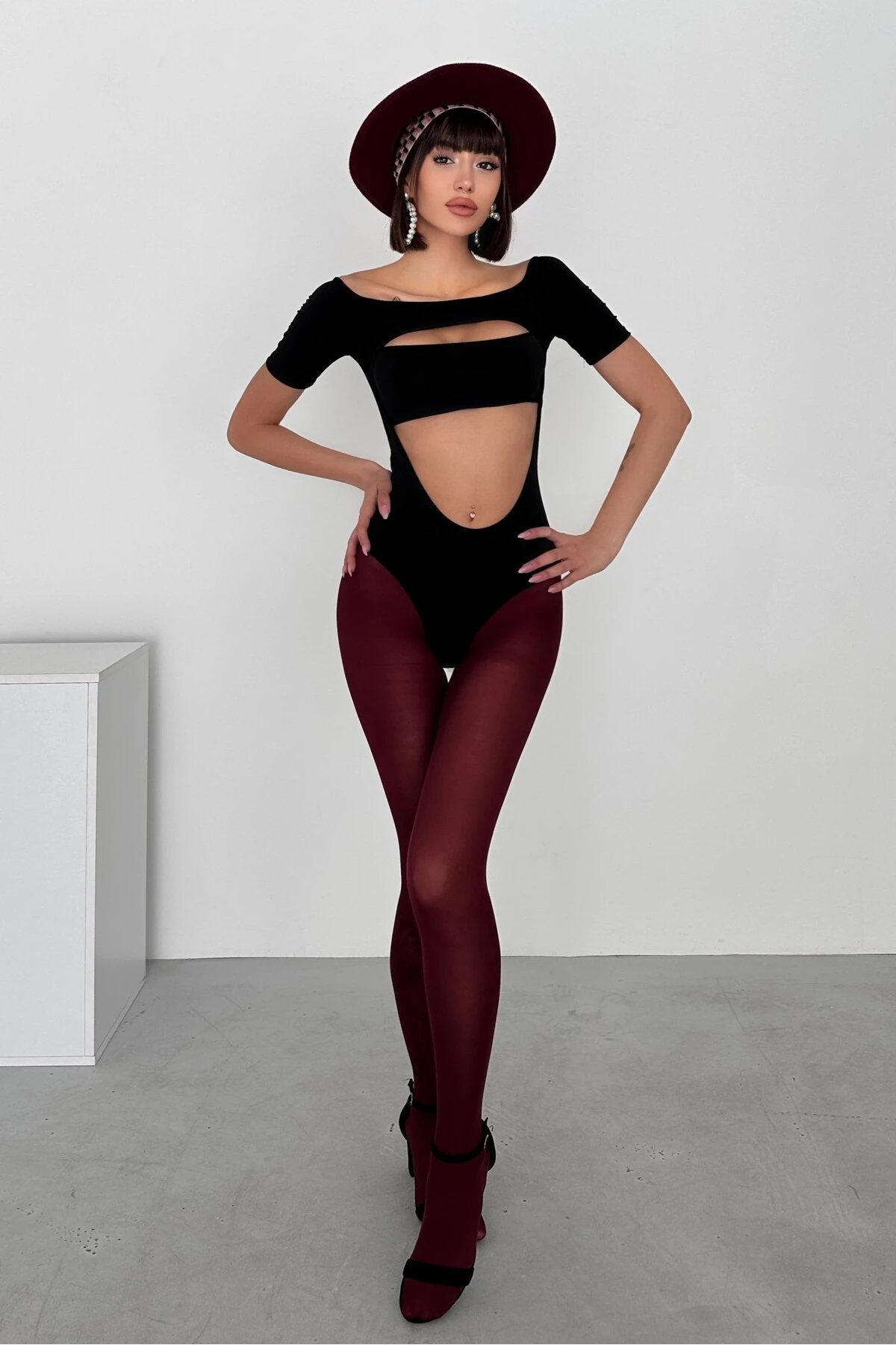 KAYIK YAKA GÖĞÜS ve GÖBEK DEKOLTELİ SANDY ÇITÇITLI BODY