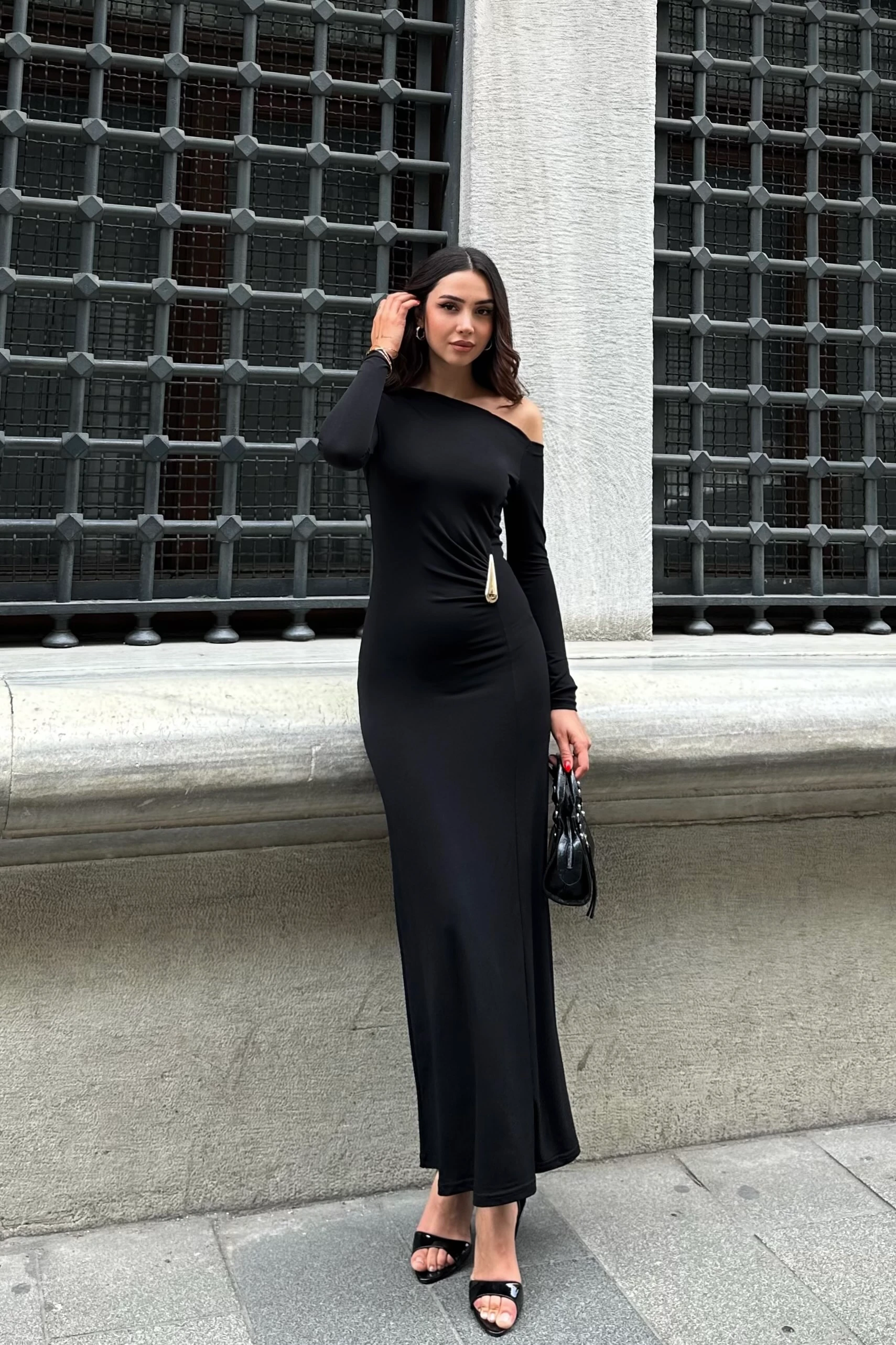 AKSESUAR DETAYLI KAYIK YAKA DAMLA KOL SANDY ELBİSE