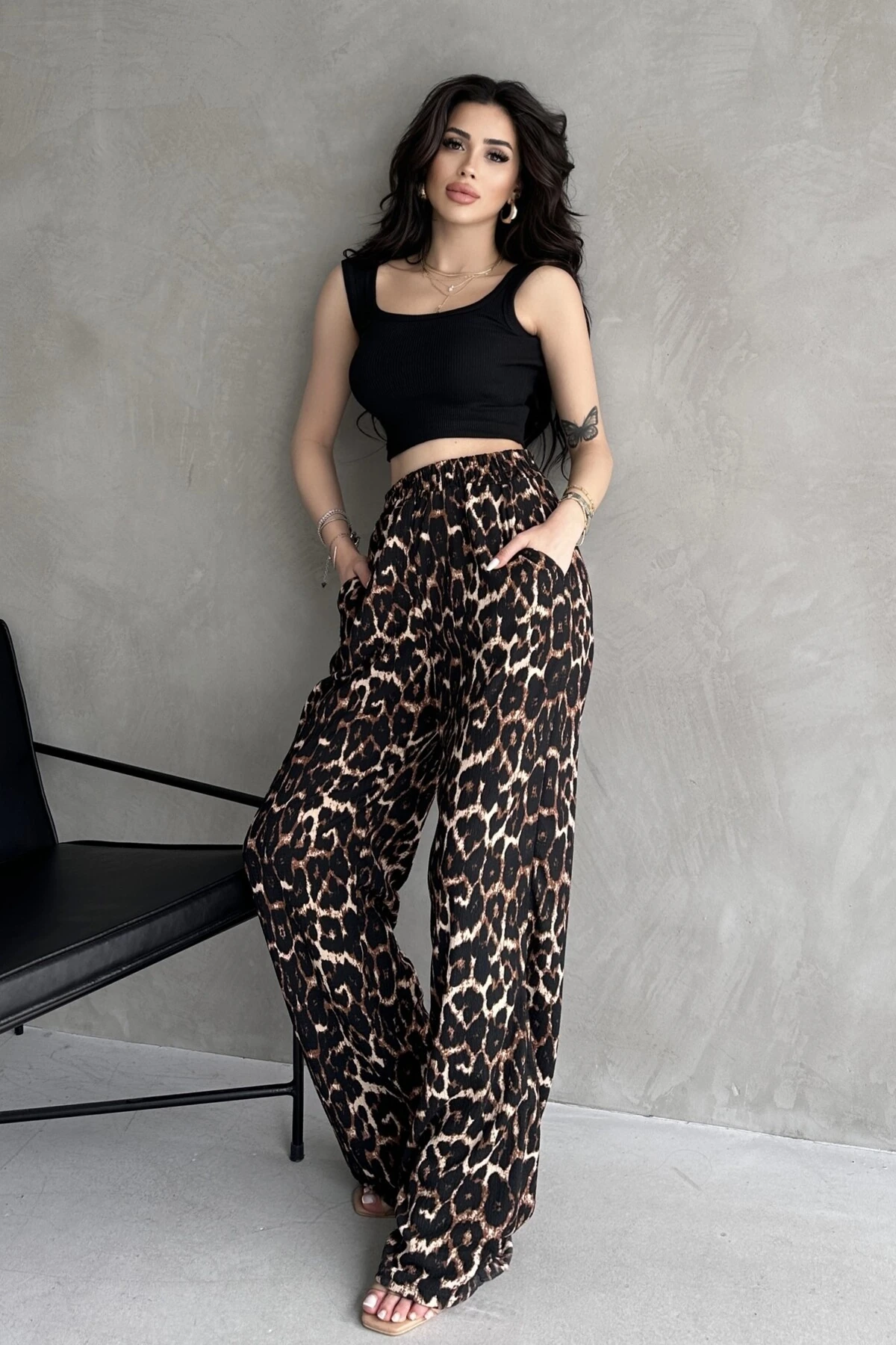 KARE YAKA FİTİLLİ CROP ATLET, LEOPAR DESENLİ BÜRÜMCÜK PALAZZO PANTOLON TAKIM