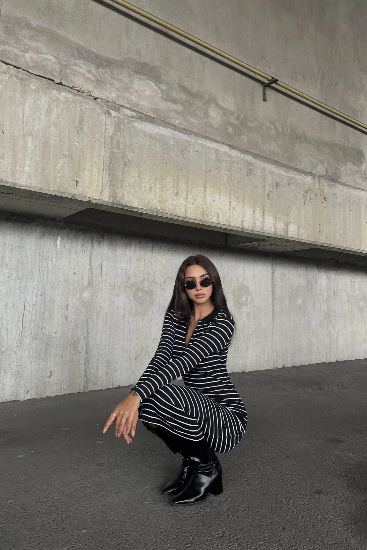 Kadın Siyah Beyaz Çizgili Fermuarlı Yaka Midi Elbise – Uzun Kollu