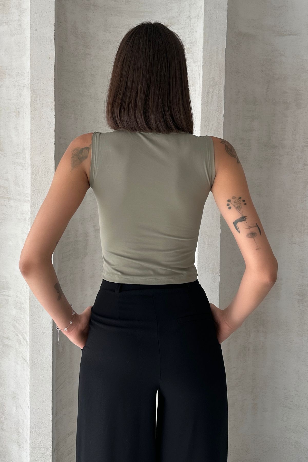 MODAL KUMAŞ U YAKA KALIN ASKILI SIRTI KAPALI CROP BODY