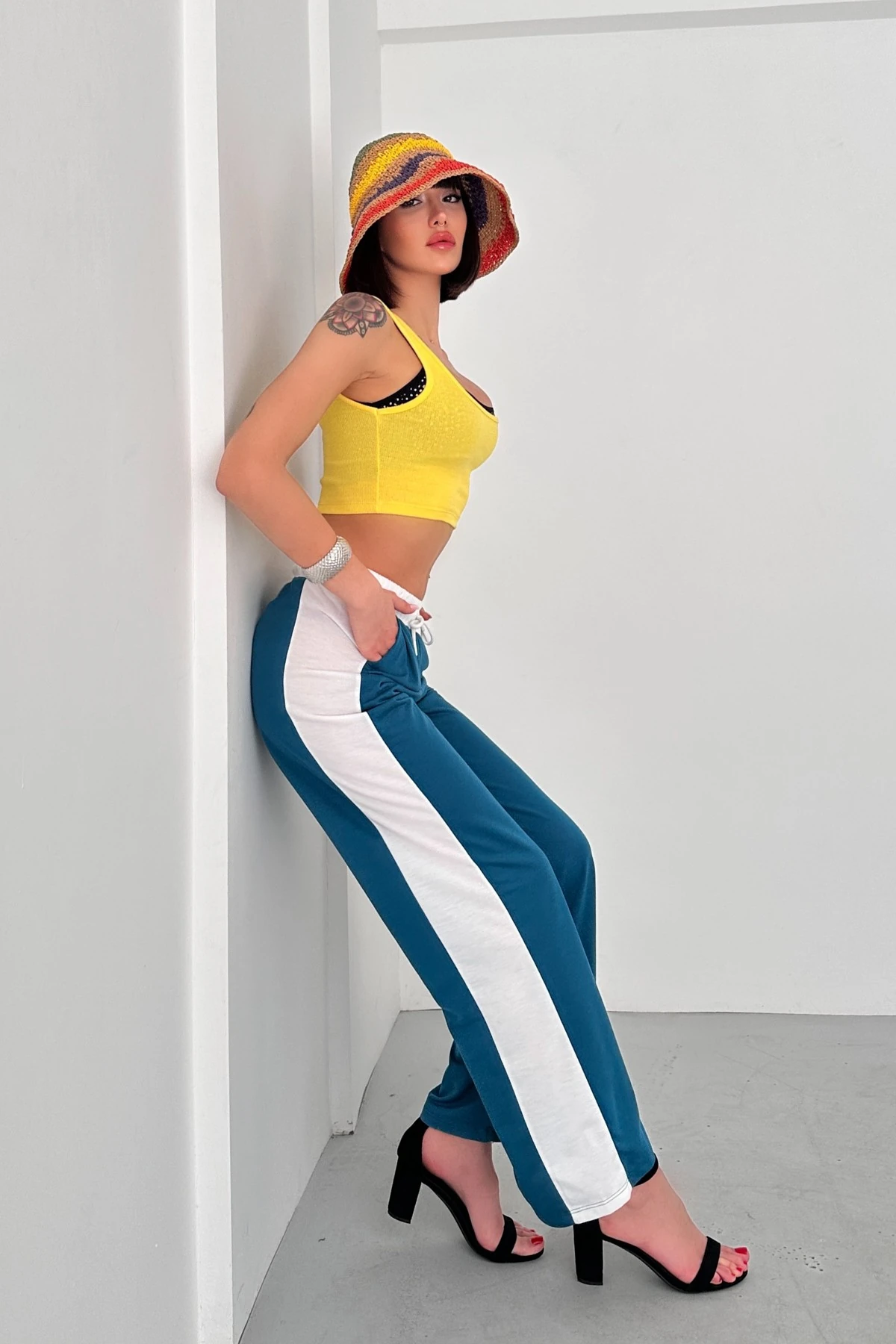 MONA BEL ve YAN KONTRAST BLOK PANELLİ BELİ LASTİKLİ, RAHAT PANTOLON