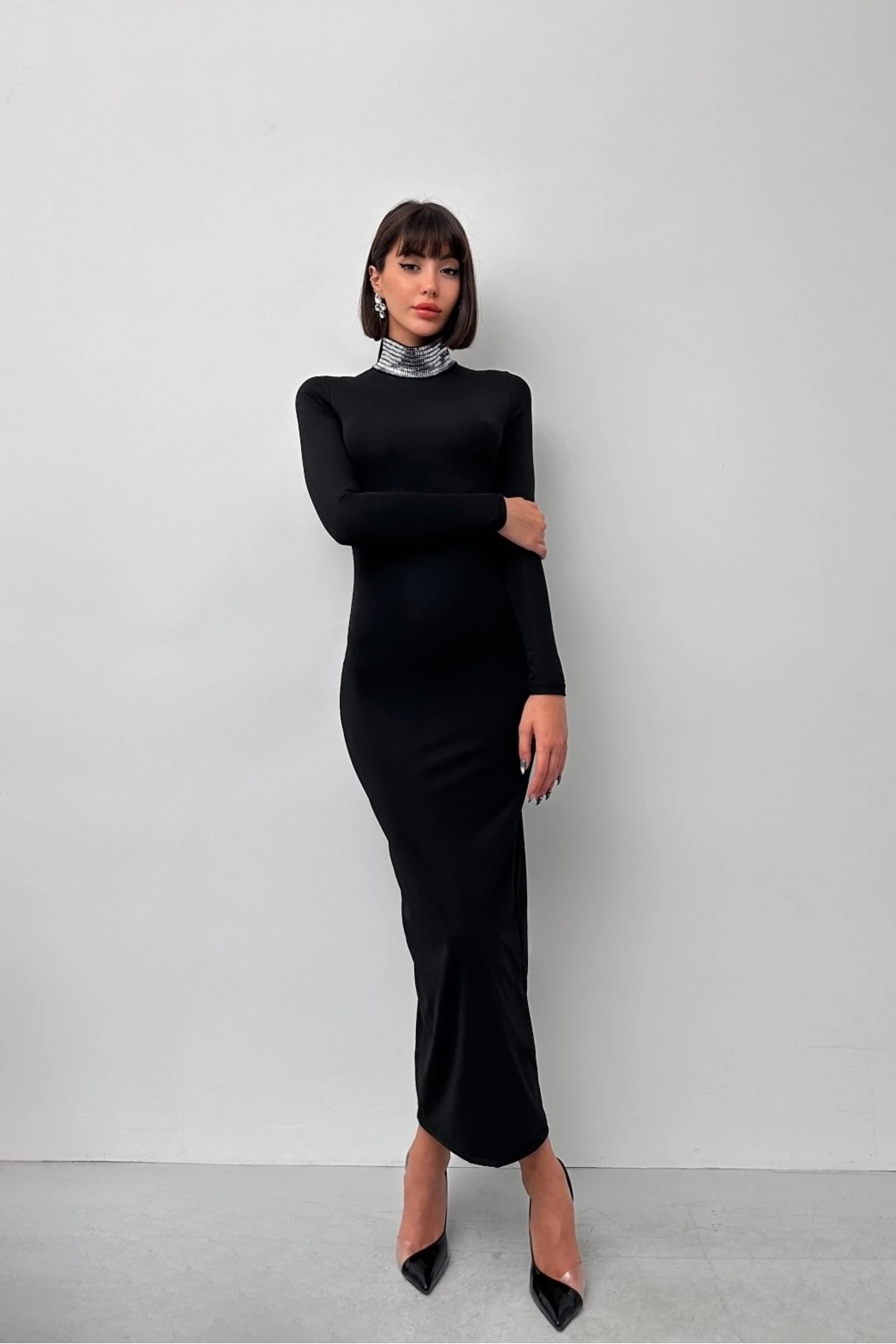 VİCTORİA UZUN KOL DİK YAKA BOĞAZI TAŞ DETAYLI DALGIÇ KUMAŞ ELBİSE