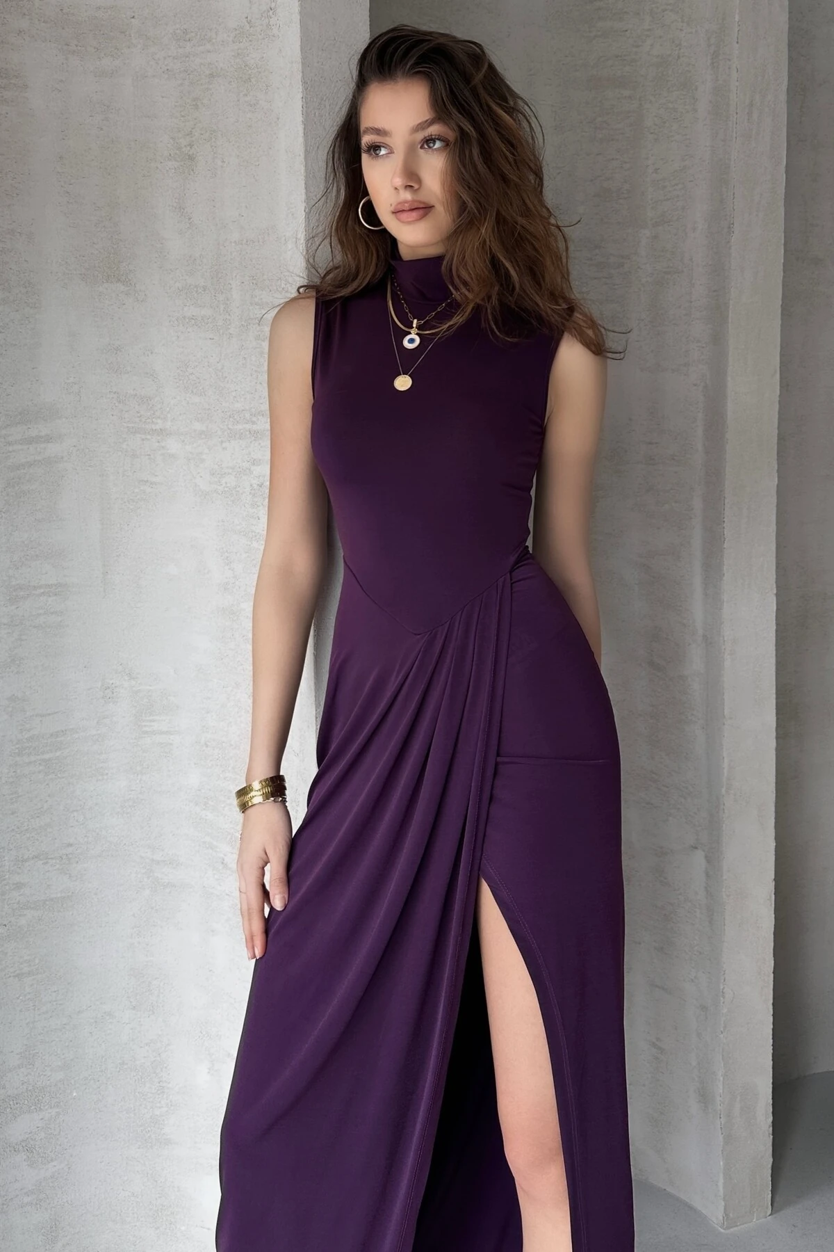 DİK YAKA KOLSUZ YIRTMAÇLI SANDY ELBİSE