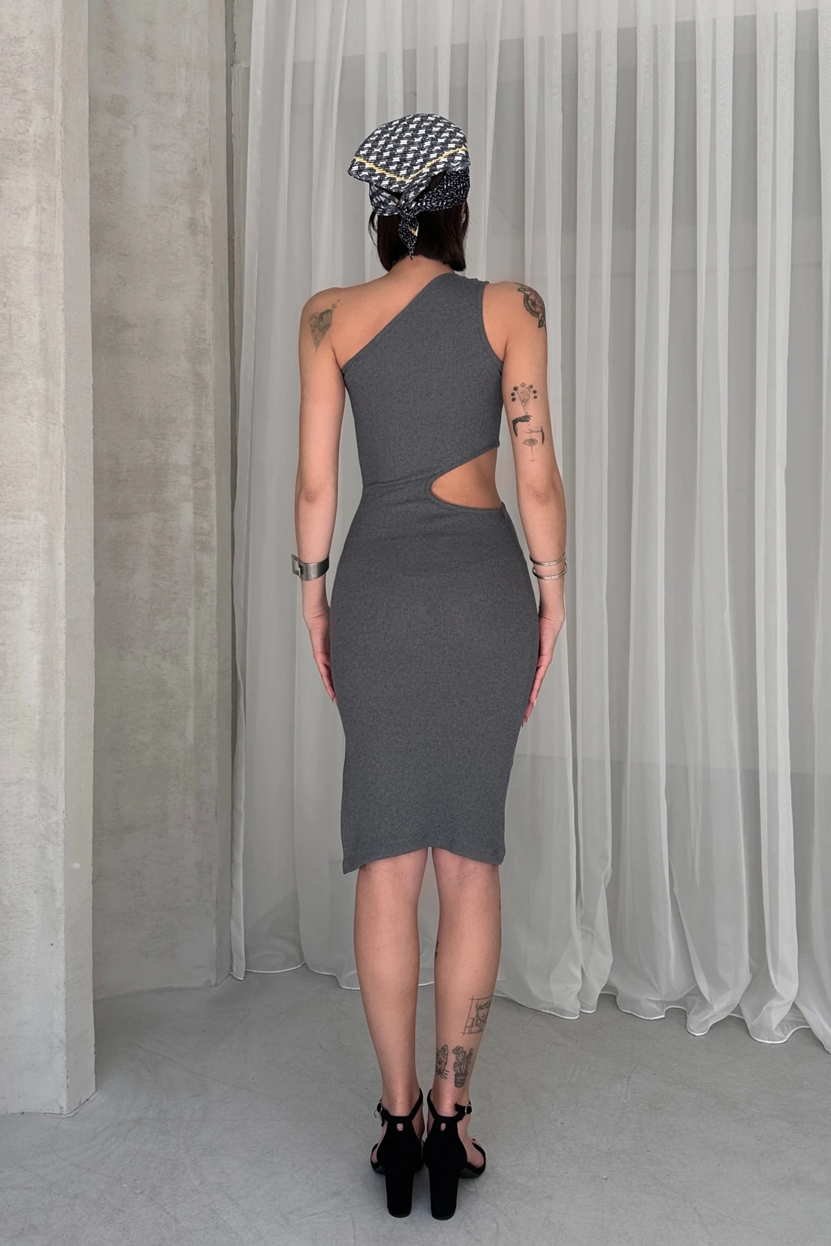 CUT OUT DETAYLI TOPARLAYICI FİTİLLİ KAŞKORSE KUMAŞ TEK OMUZ ELBİSE