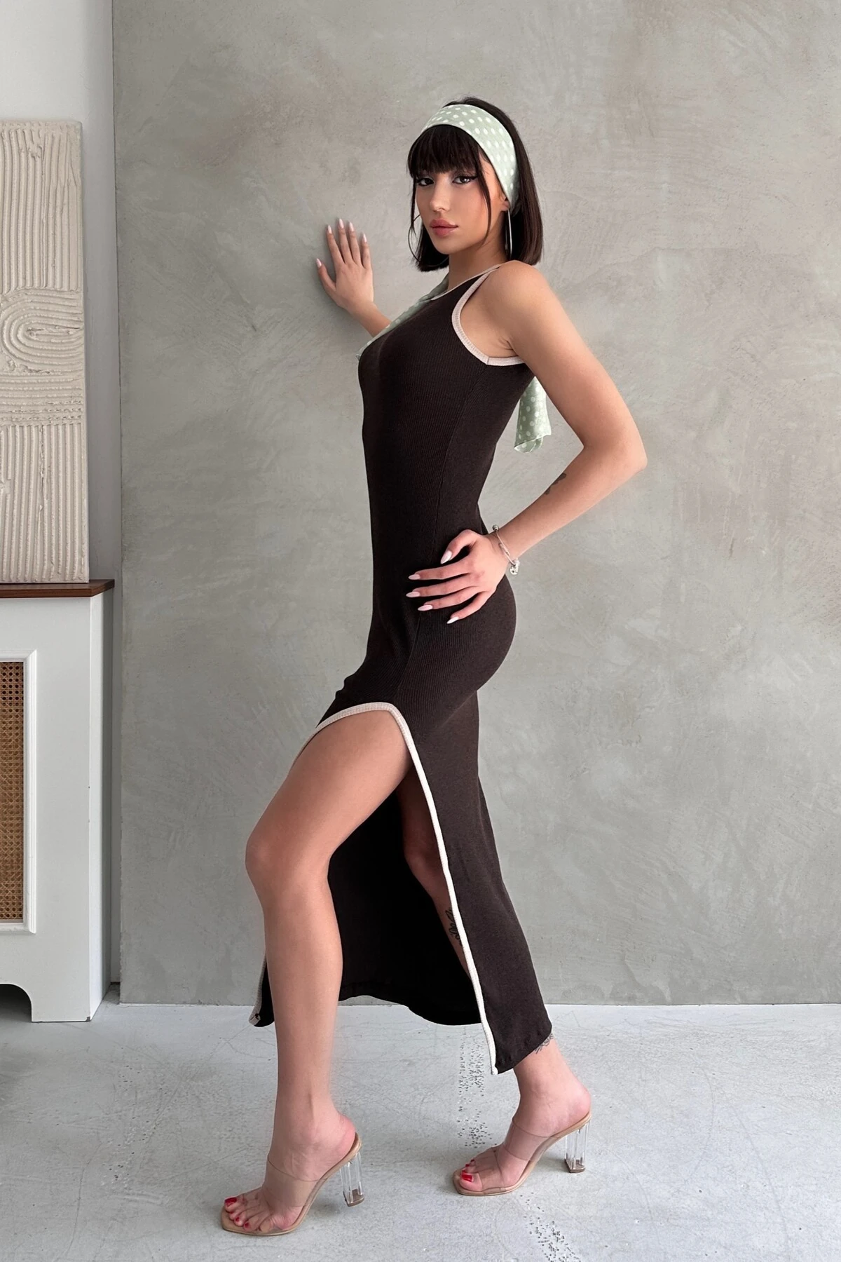 ZIT BİYE DETAYLI YIRTMAÇLI UZUN ELBİSE