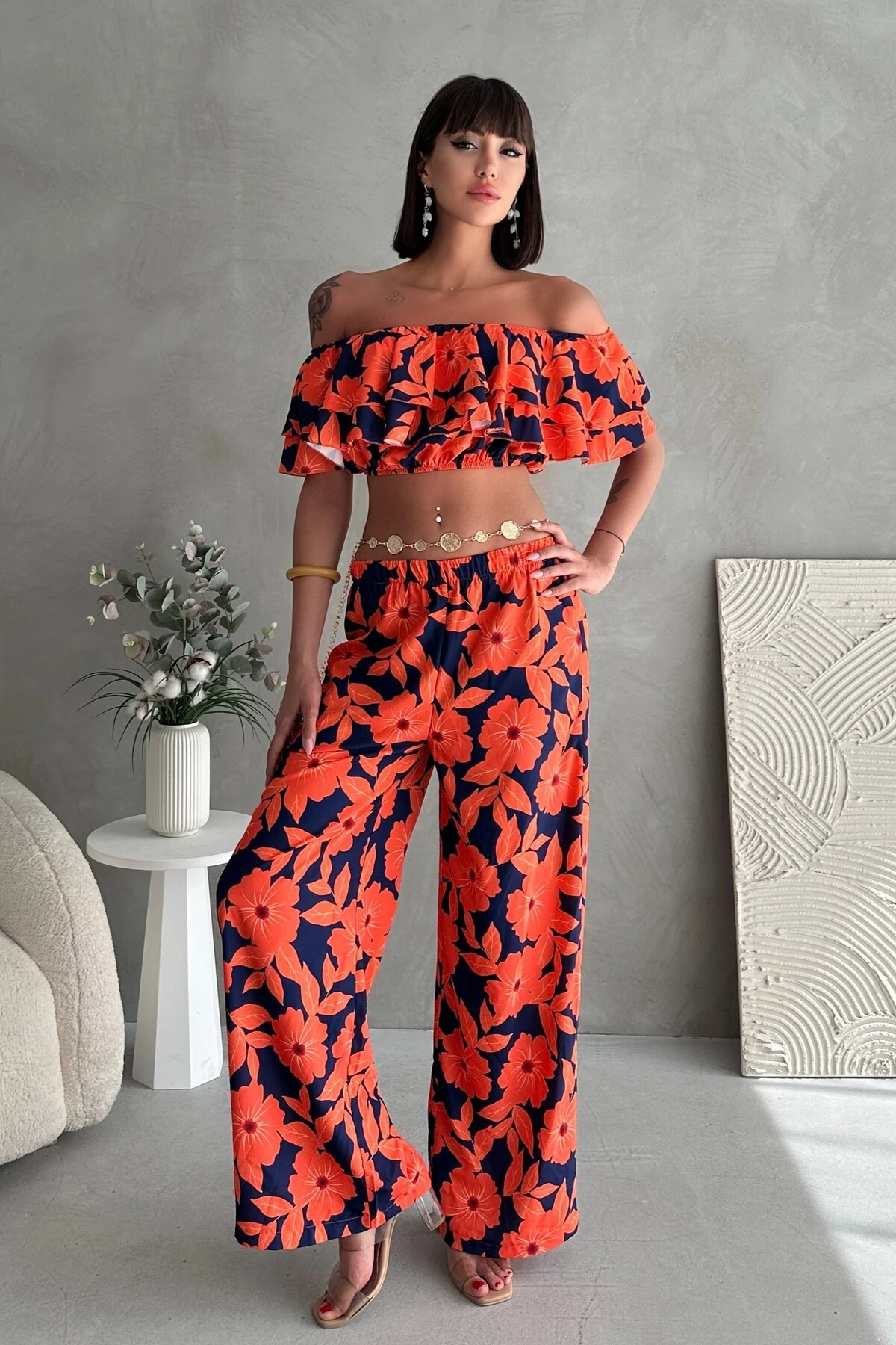 ÇİÇEK DESENLİ MADONNA YAKA CROP, BELİ LASTİKLİ PANTOLON TAKIM