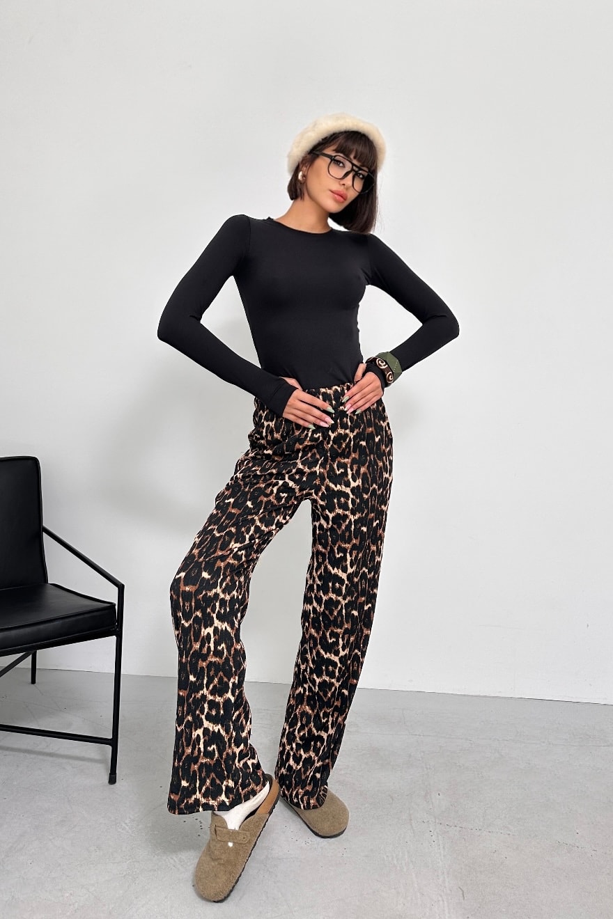 JANE 2' li TAKIM - MODAL KUMAŞ PARMAK GEÇİRMELİ UZUN KOL BODY, LEOPAR DESENLİ BÜRÜMCÜK PALAZZO PANTOLON TAKIM