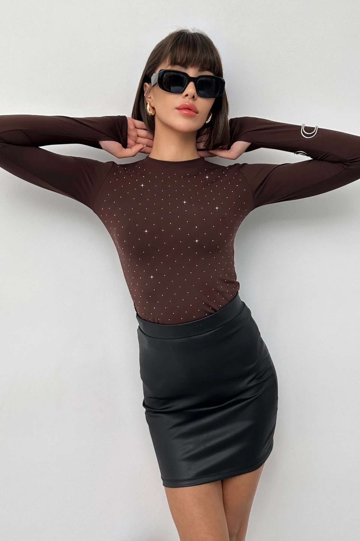 LOVE IT TAŞ DETAYLI PARMAK GEÇİRMELİ MODAL BLUZ - acı kahve