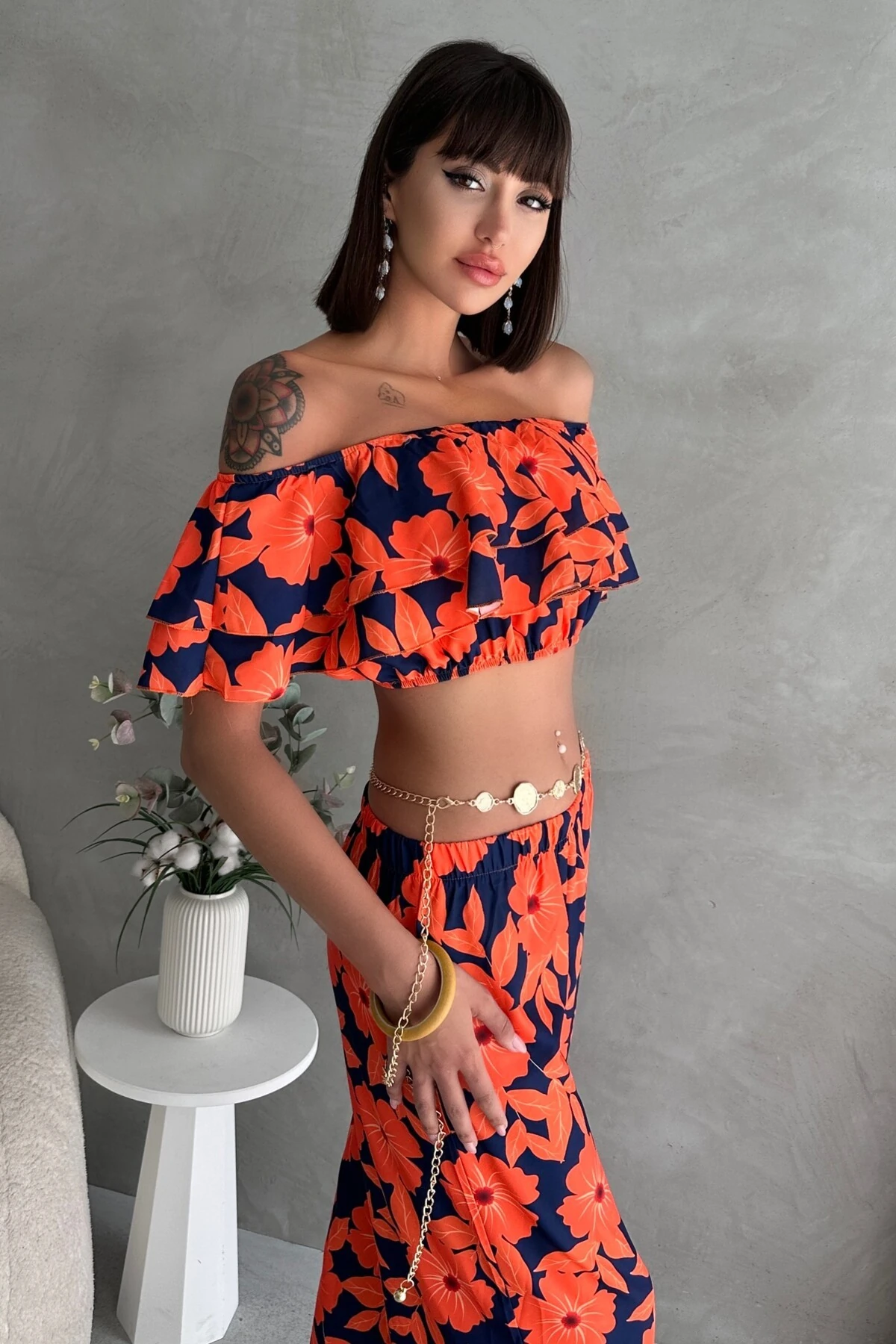 ÇİÇEK DESENLİ MADONNA YAKA CROP, BELİ LASTİKLİ PANTOLON TAKIM