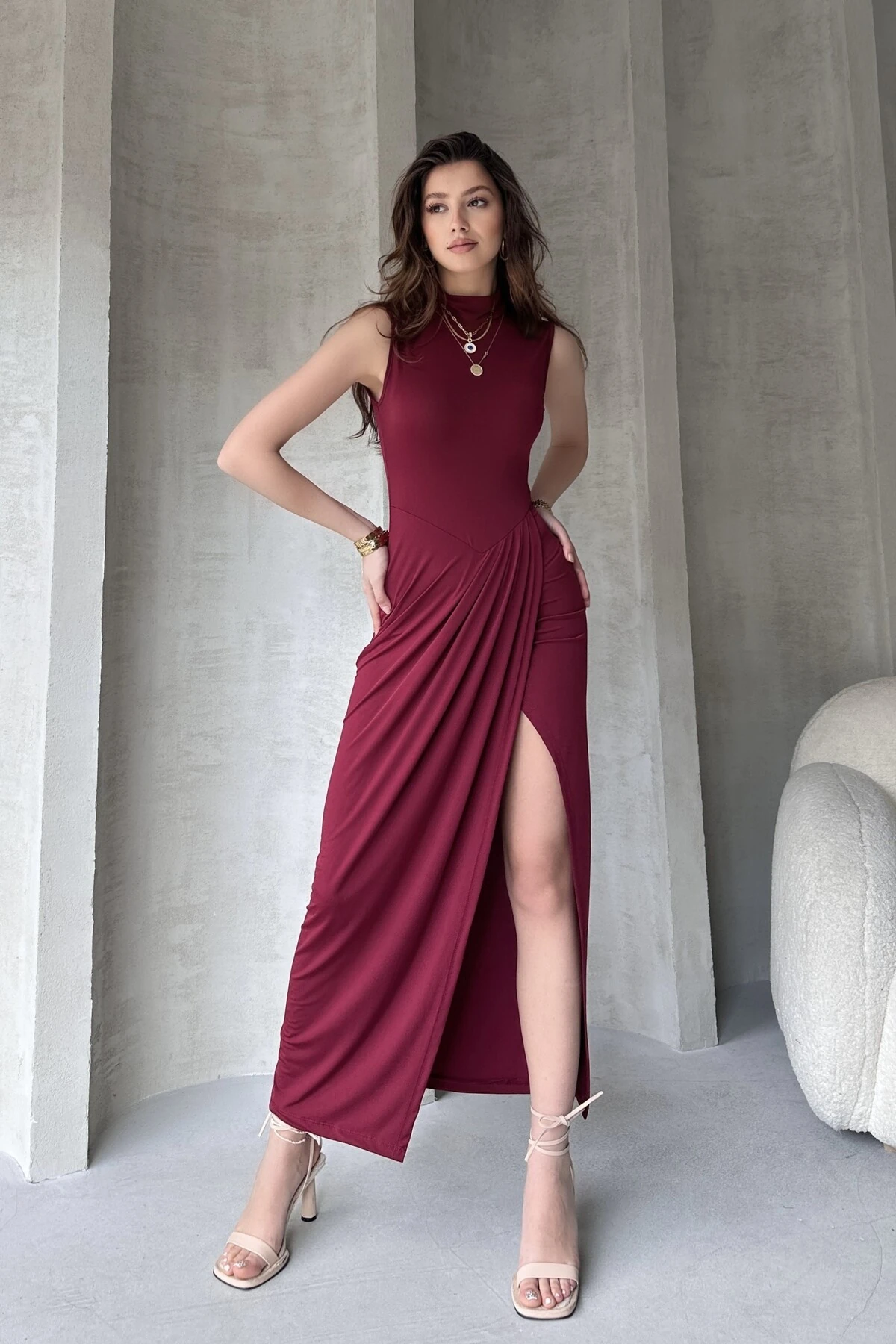 DİK YAKA KOLSUZ YIRTMAÇLI SANDY ELBİSE - bordo