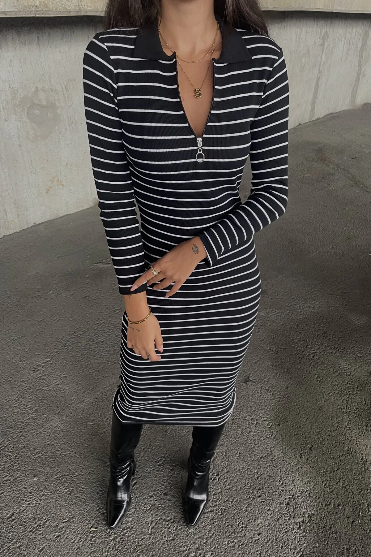 Kadın Siyah Beyaz Çizgili Fermuarlı Yaka Midi Elbise – Uzun Kollu