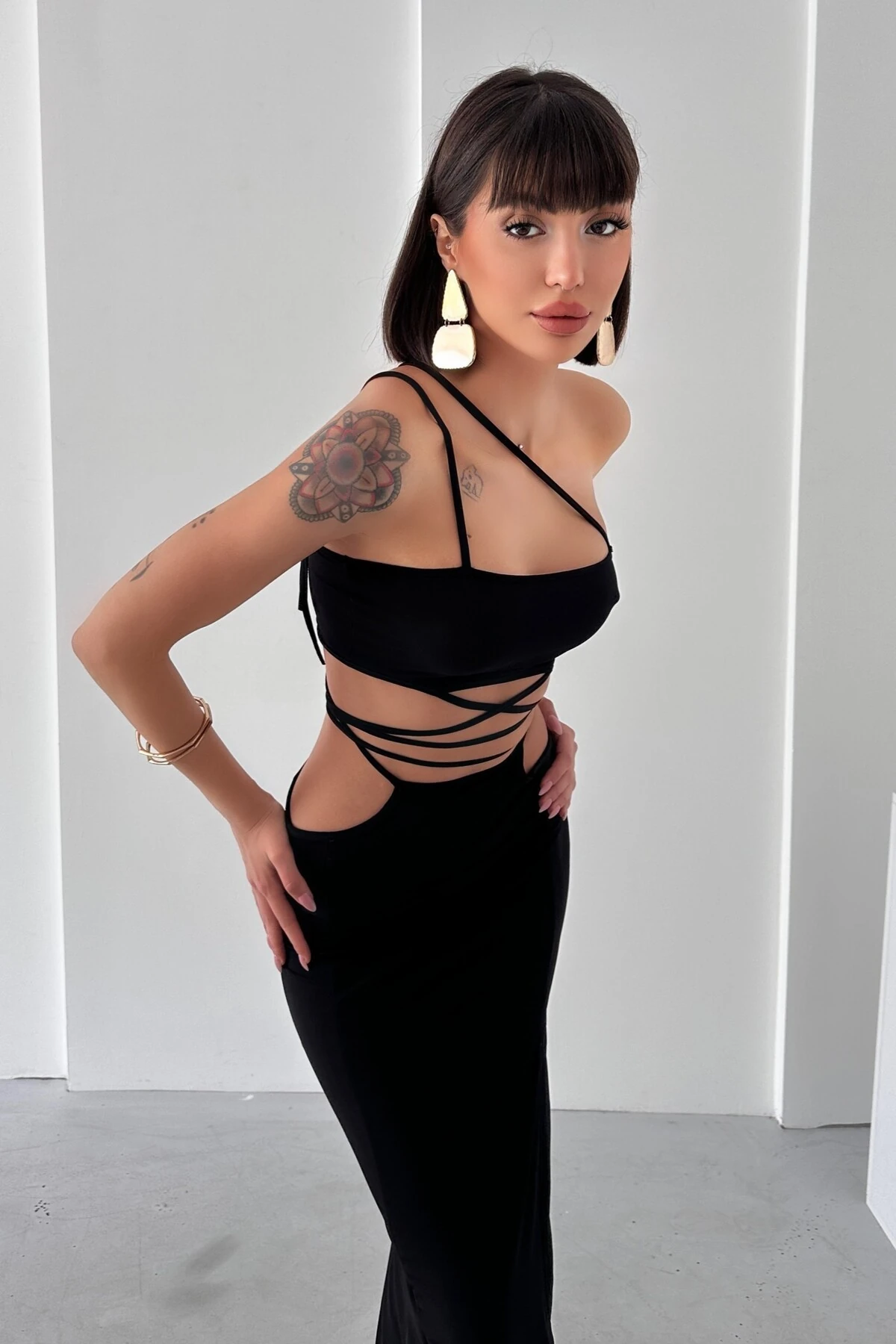 BELDEN, BOYUNDAN BAĞLAMALI BÜSTİYER, ETEKLİ SANDY TAKIM