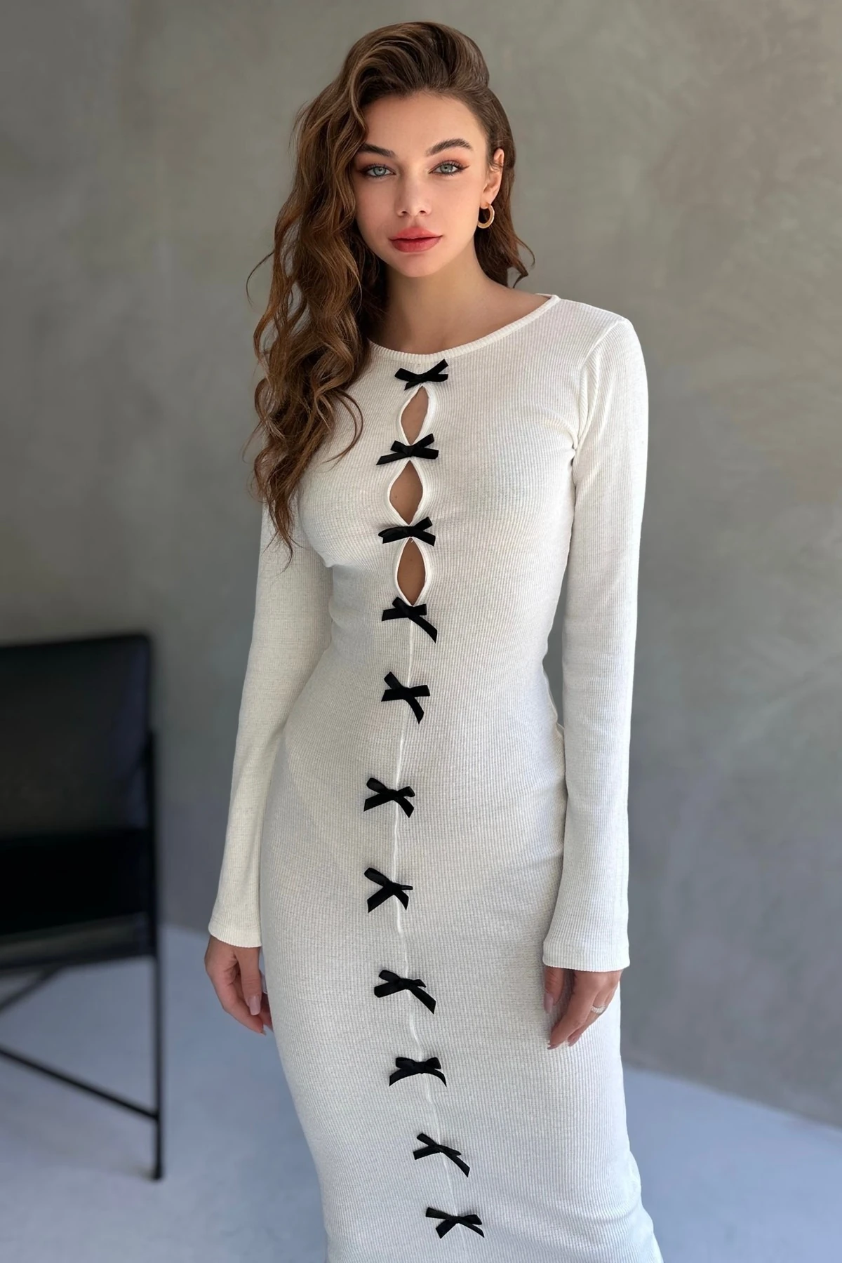 FİYONK AKSESUAR DETAYLI UZUN KOL KAŞKORSE UZUN ELBİSE