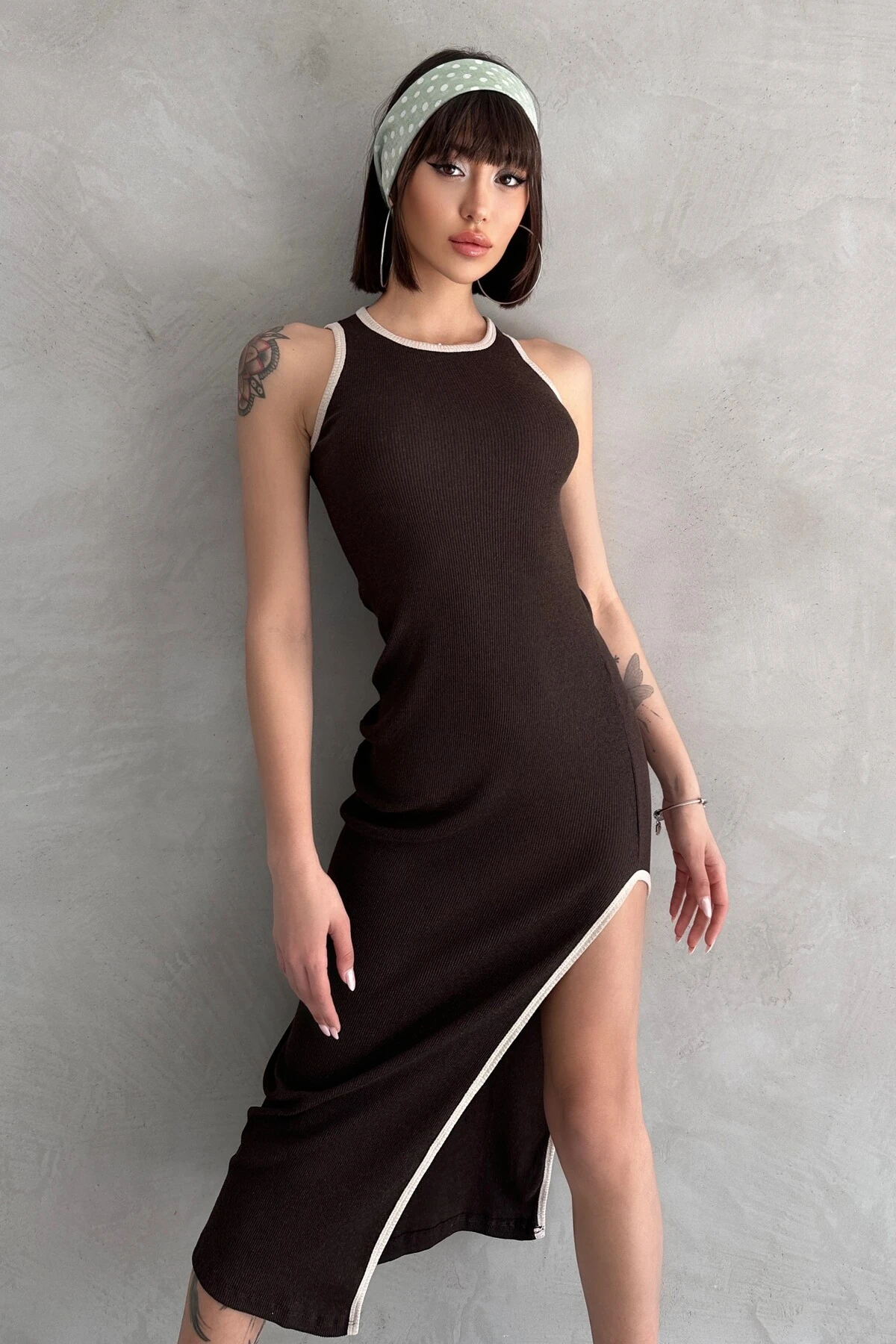 ZIT BİYE DETAYLI YIRTMAÇLI UZUN ELBİSE