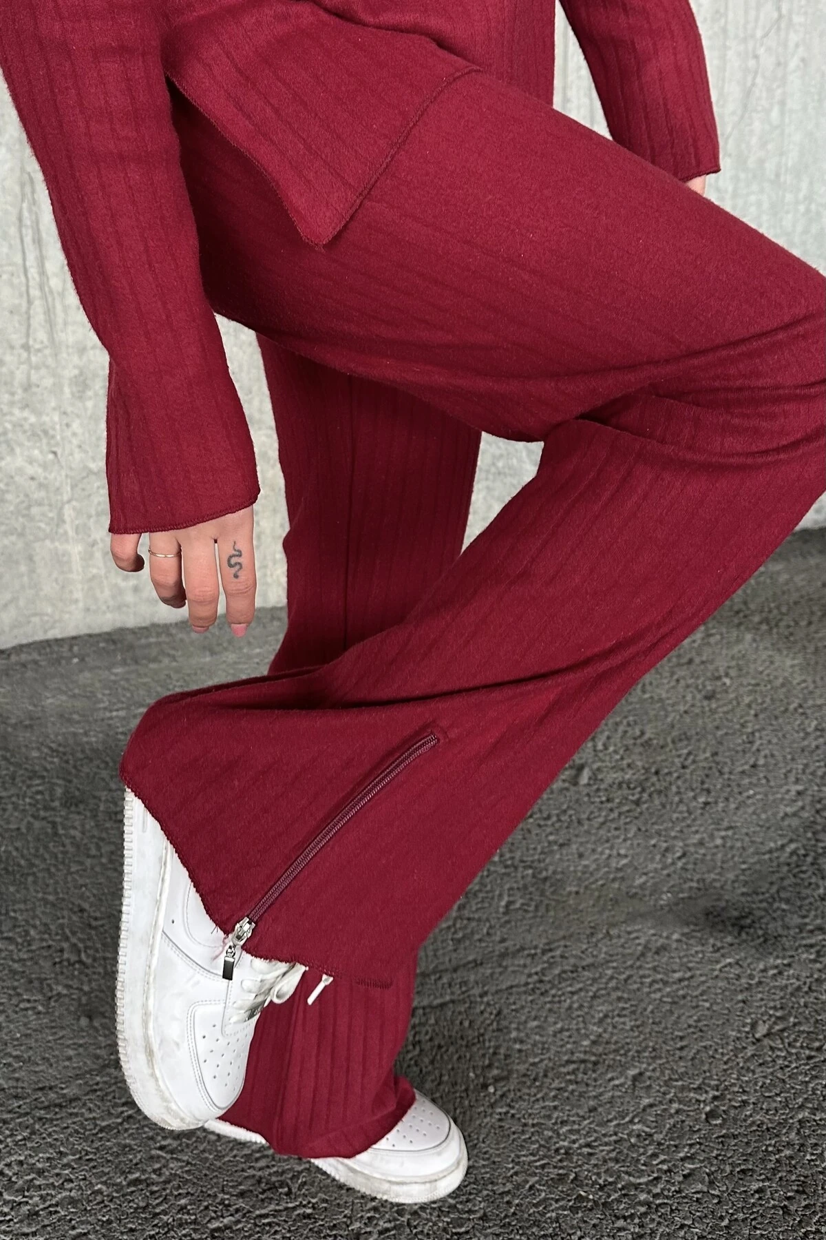 FERMUARLI YAKA UZUN KOL BLUZ, PAÇASI YIRTMAÇLI YANLARDAN FERMUARLI PANTOLON TAKIM