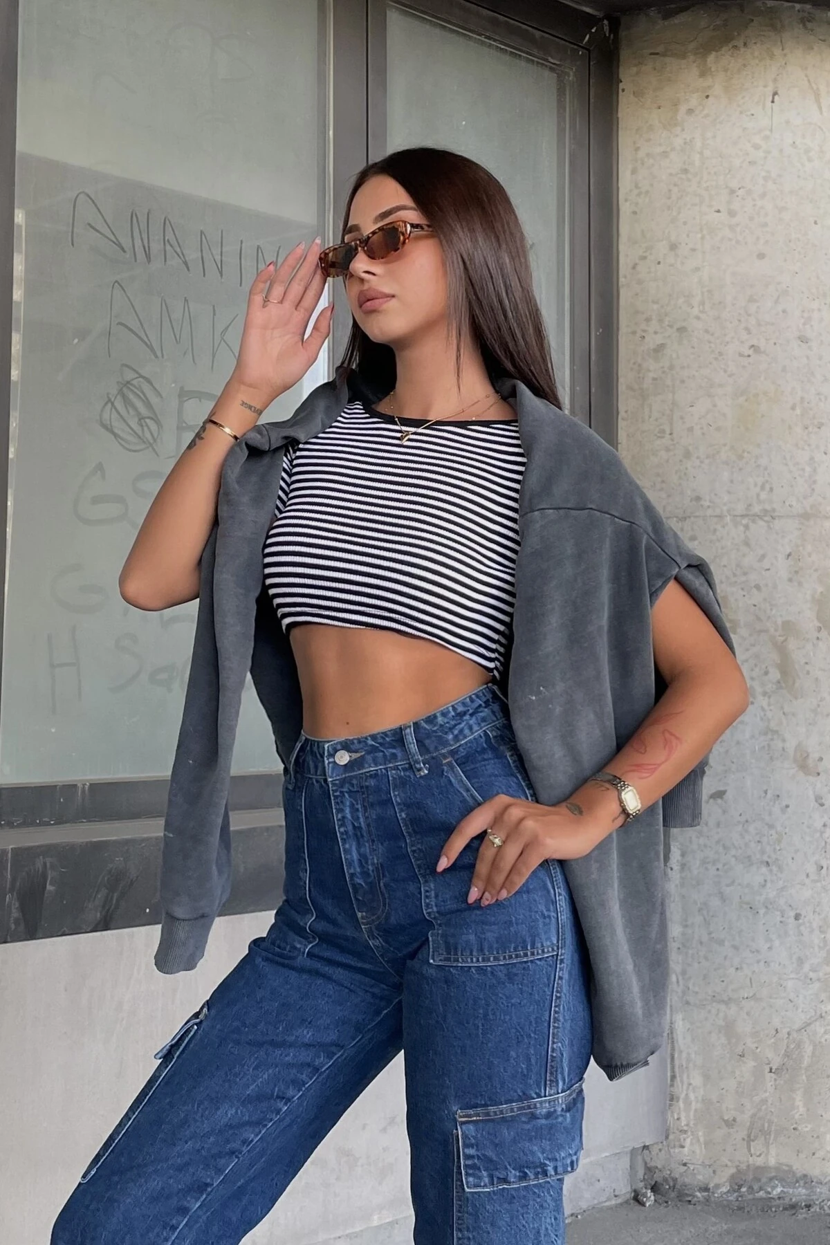 SIRT DEKOLTELİ ÇİZGİLİ KAŞKORSE CROP