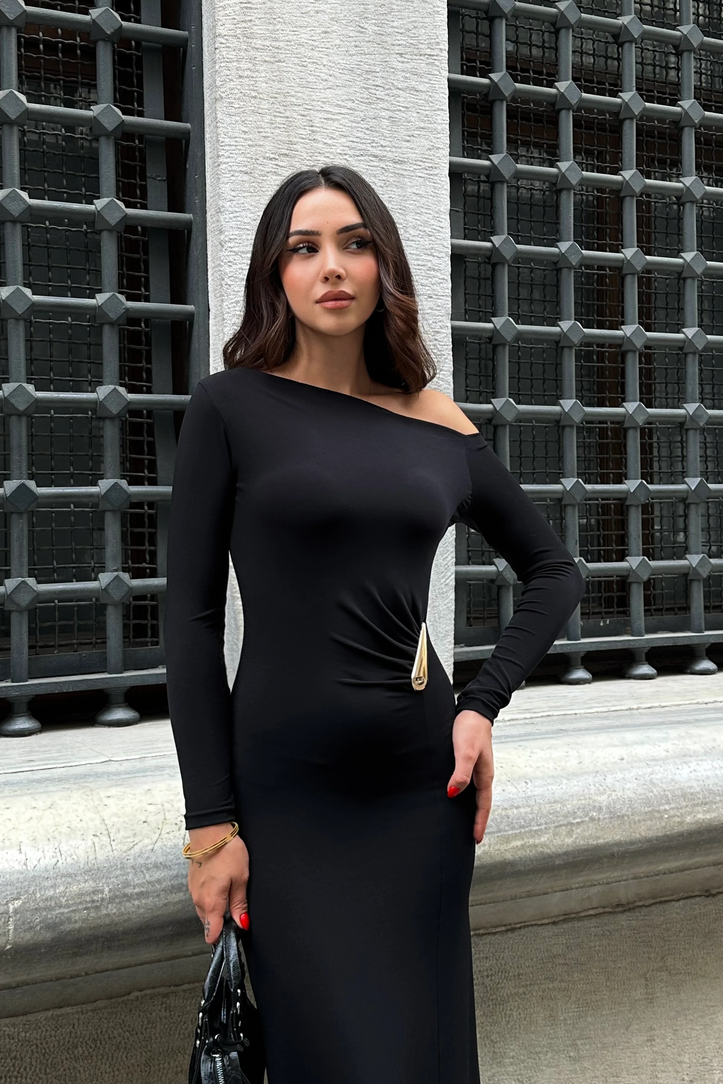 AKSESUAR DETAYLI KAYIK YAKA DAMLA KOL SANDY ELBİSE