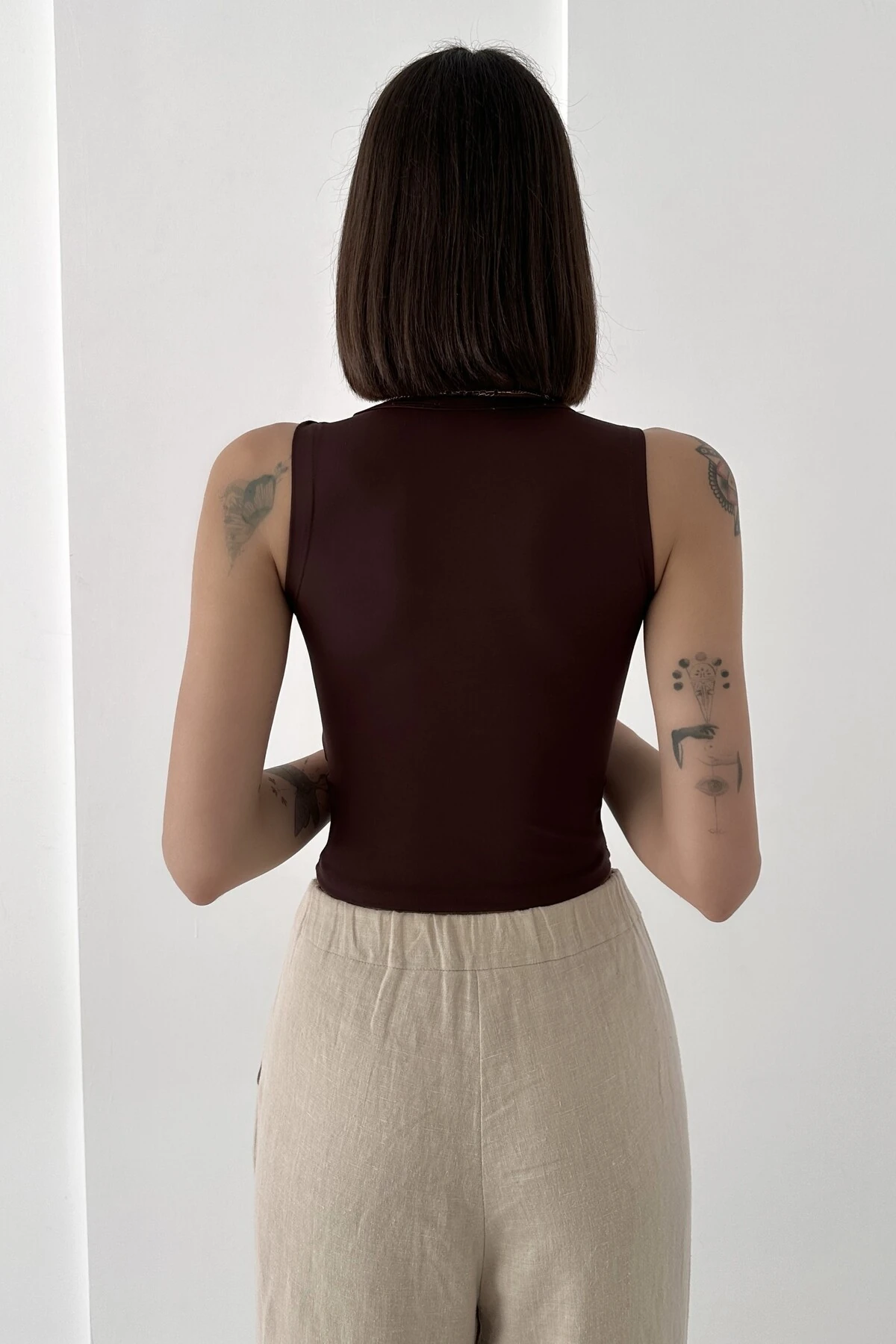 MODAL KUMAŞ U YAKA KALIN ASKILI SIRTI KAPALI CROP BODY