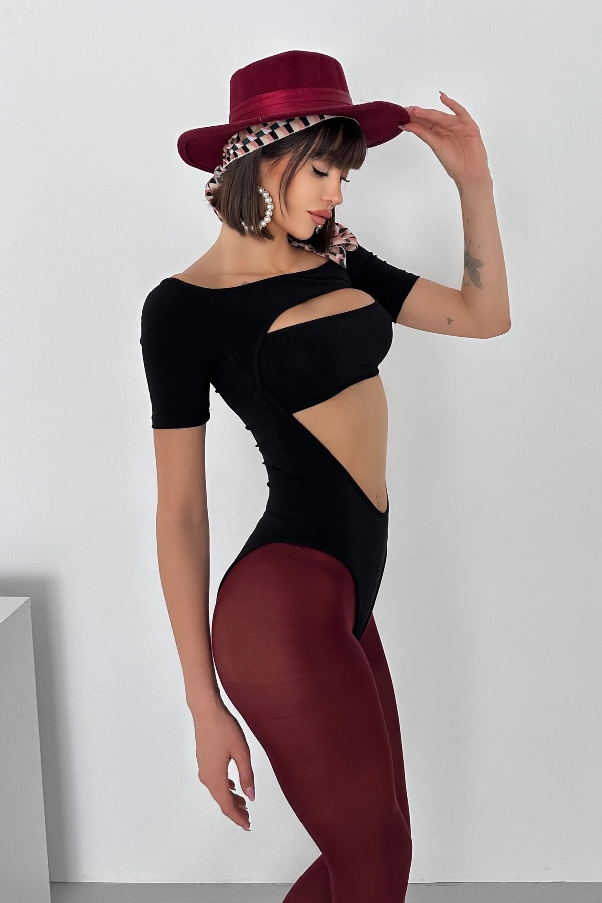 KAYIK YAKA GÖĞÜS ve GÖBEK DEKOLTELİ SANDY ÇITÇITLI BODY