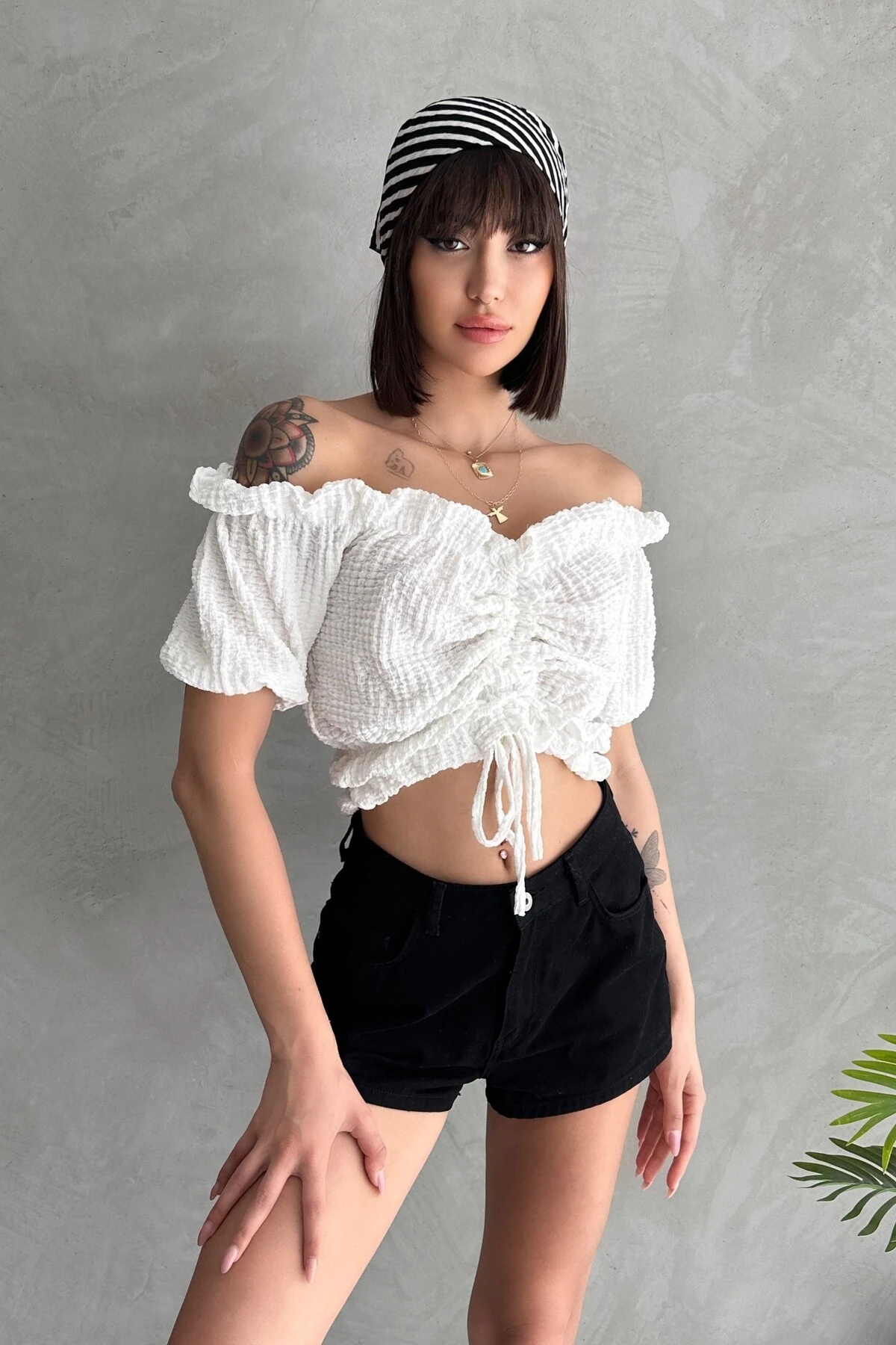 MADONNA YAKA GOFRE KUMAŞ ÖNDEN BÜZGÜLÜ BLUZ