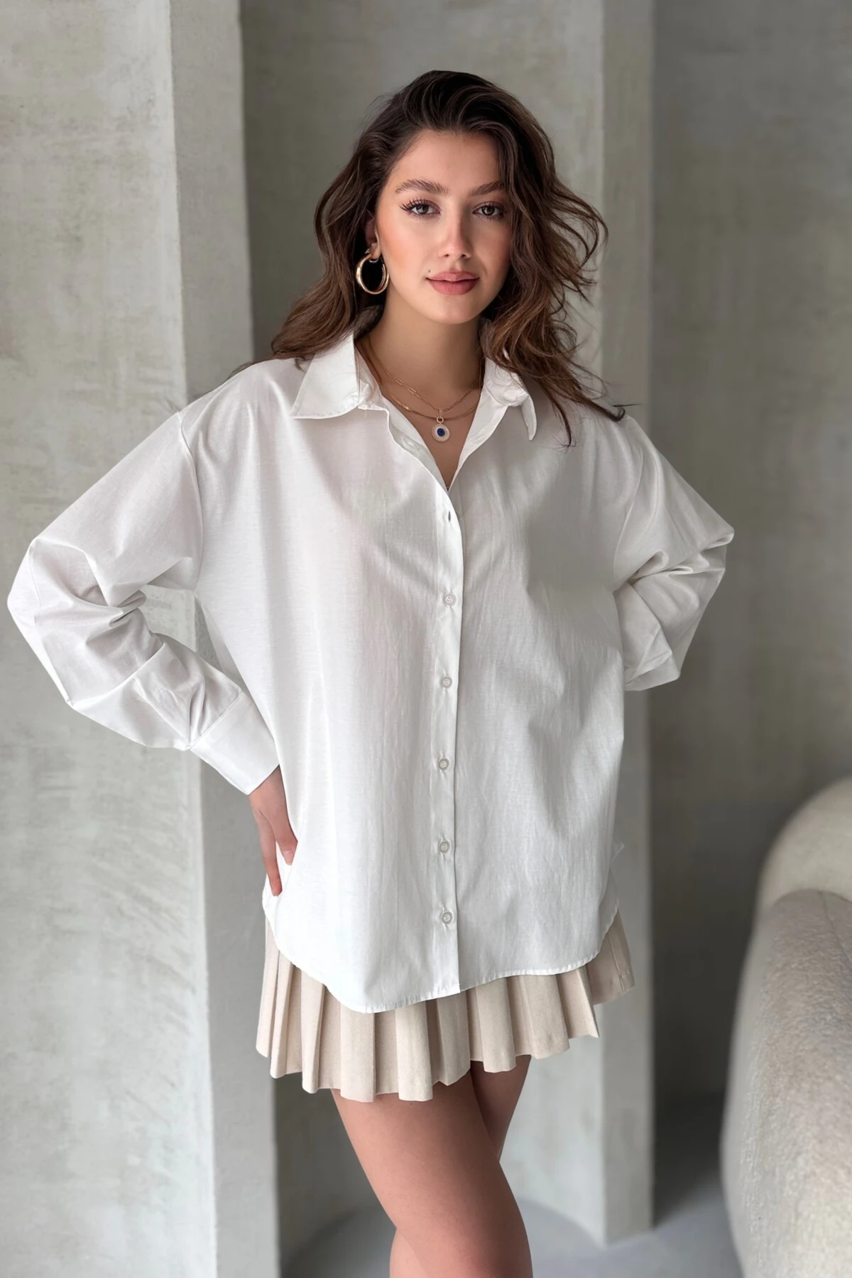 SIRT DEKOLTELİ TASARIM GÖMLEK