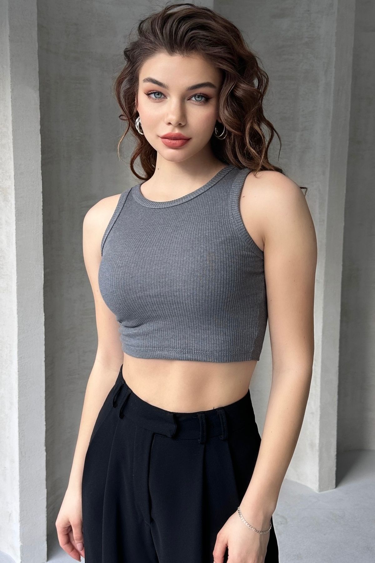 BİSİKLET YAKA, FİTİLLİ GÖRÜNÜMLÜ, KALIN ASKILI, KAŞKORSE CROP ATLET - füme