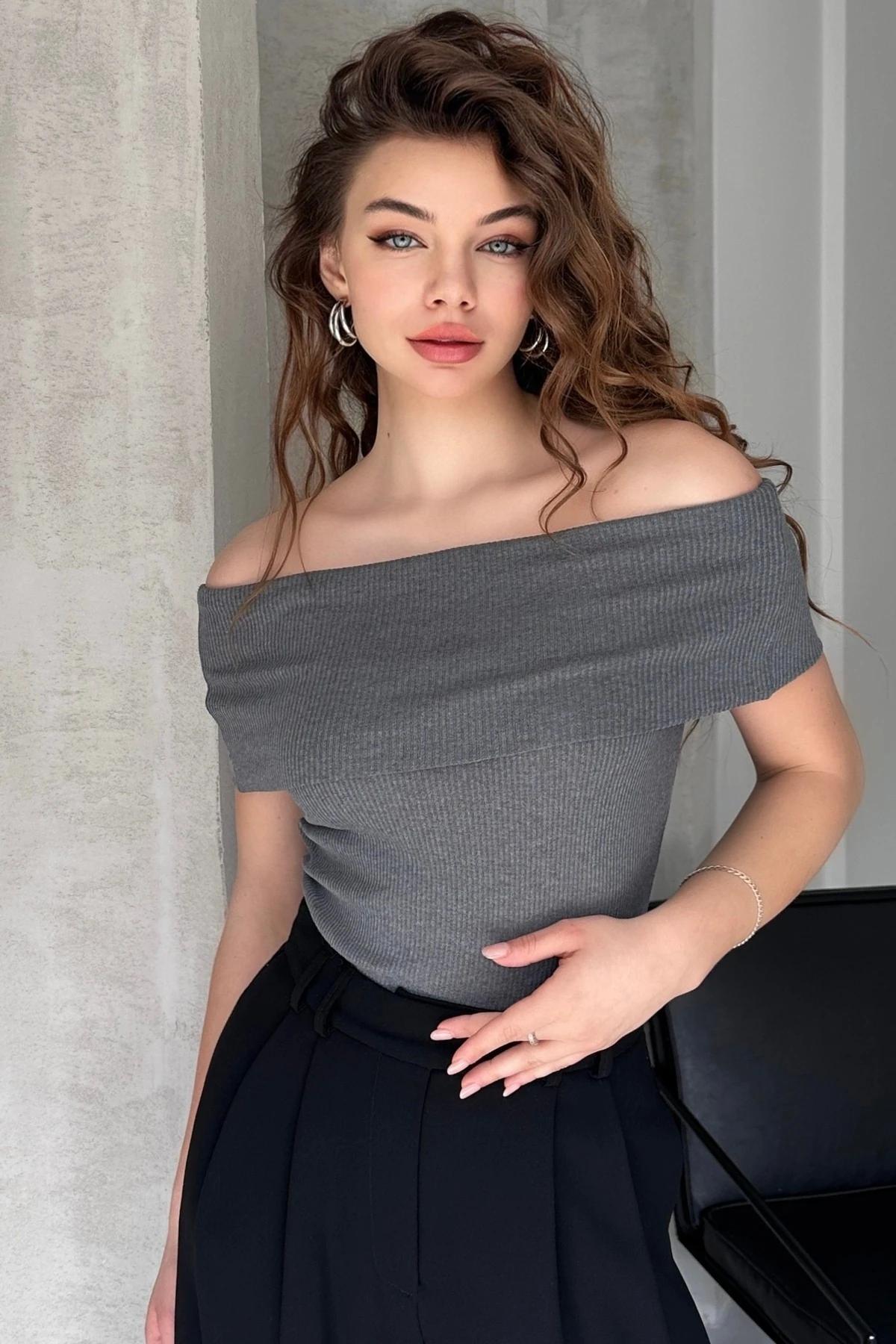 MADONNA YAKA KOLSUZ KAŞKORSE BLUZ