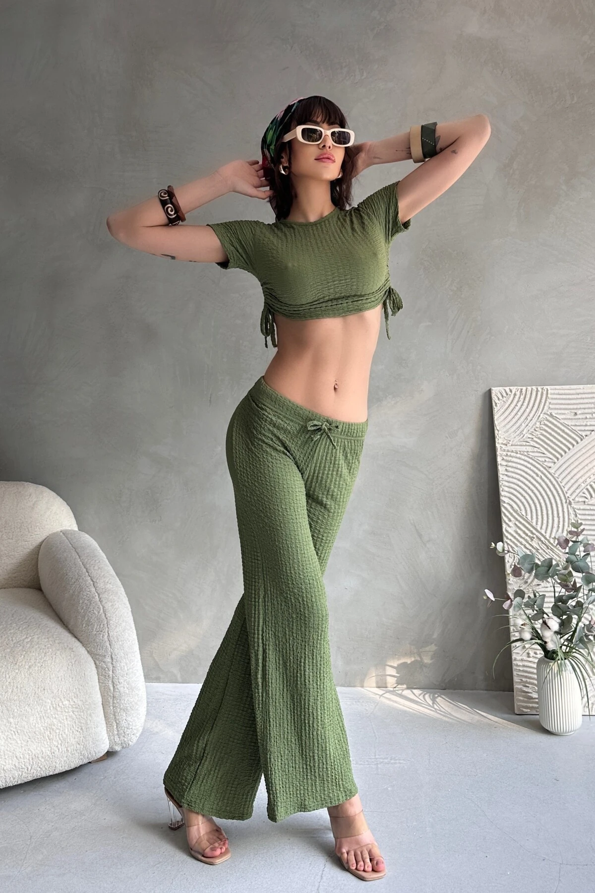 YANDAN BÜZGÜLÜ GOFRE KUMAŞ BELİ AYARLANABİLİR LASTİKLİ PANTOLONLU TAKIM