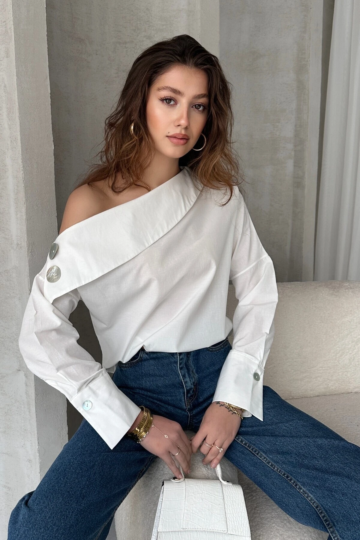 SEDEF DÜĞME DETAYLI ÇAPRAZ YAKALI TASARIM GÖMLEK - ekru