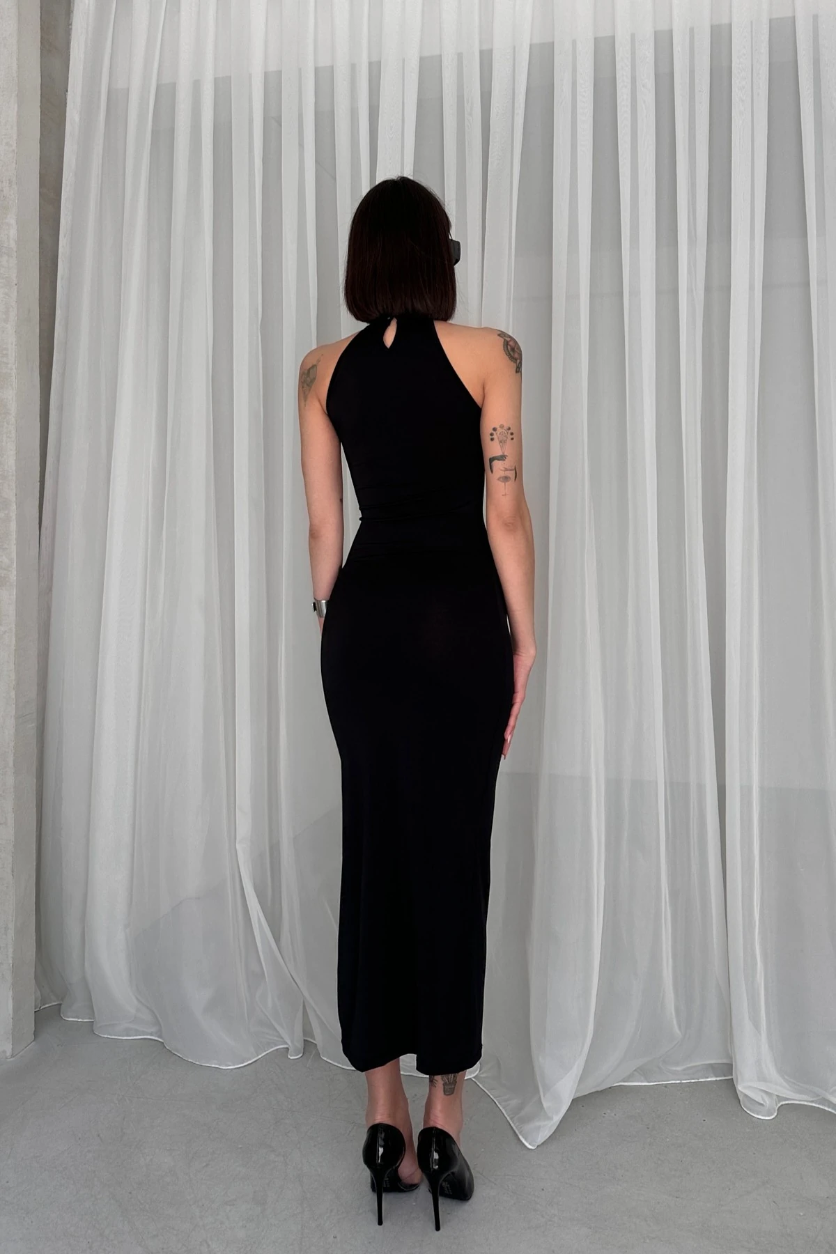 VİCTORİA DİK YAKA BOĞAZI TAŞ DETAYLI SANDY ELBİSE