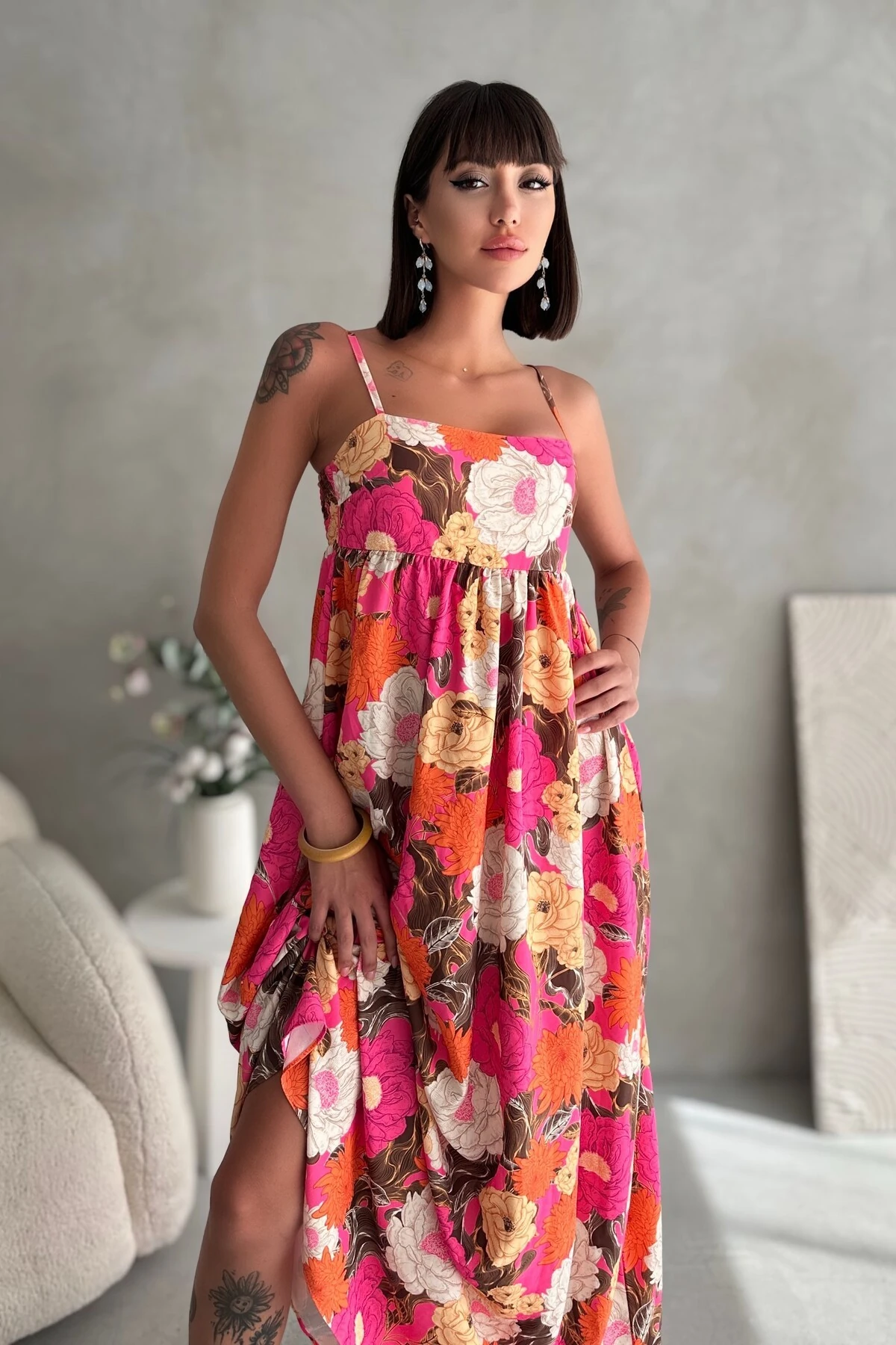 DRAPELİ ASKILI ÇİÇEK DESENLİ UZUN ELBİSE