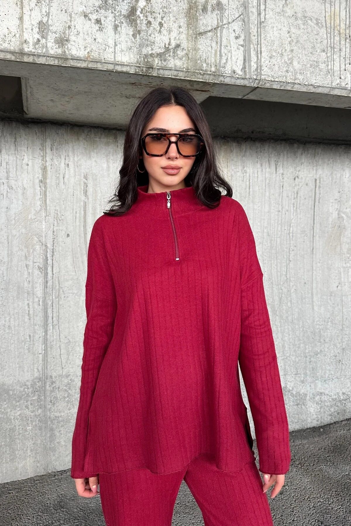 FERMUARLI YAKA UZUN KOL BLUZ, PAÇASI YIRTMAÇLI YANLARDAN FERMUARLI PANTOLON TAKIM