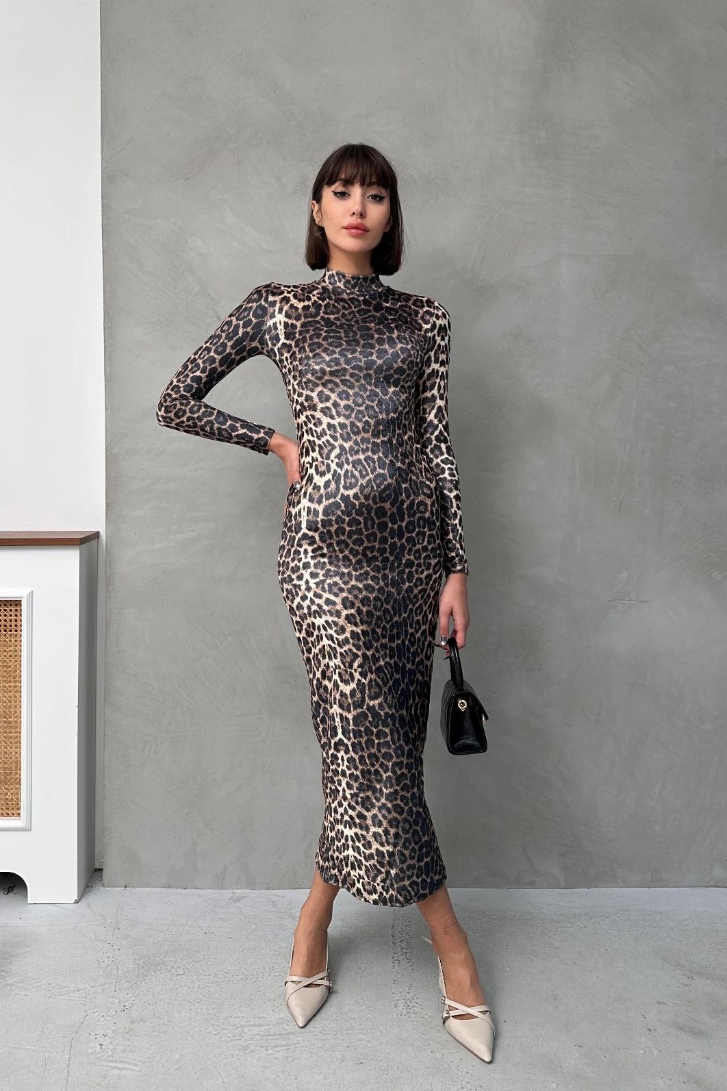 DİK YAKA LEOPAR DESENLİ KADİFE DOKULU ELBİSE