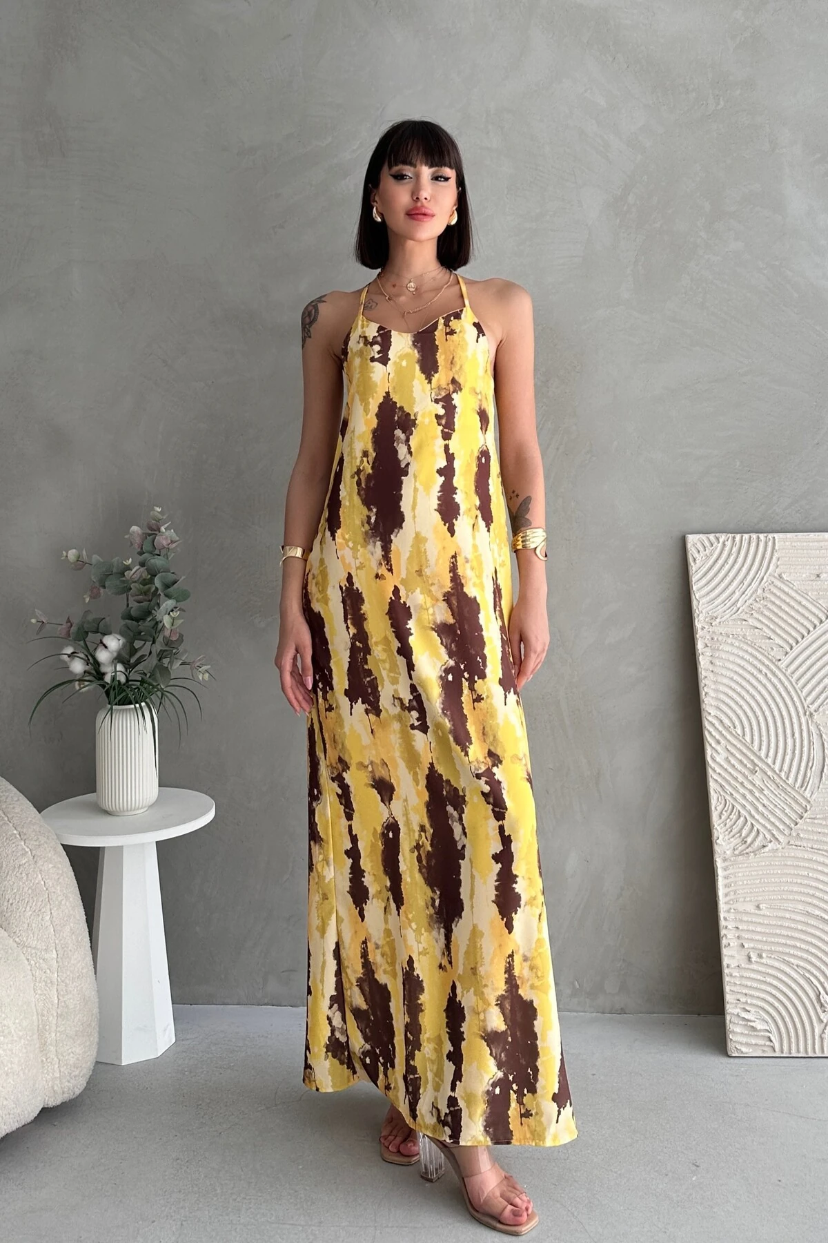 SIRT DEKOLTELİ İP ASKILI MAXİ ELBİSE - sari desenli̇