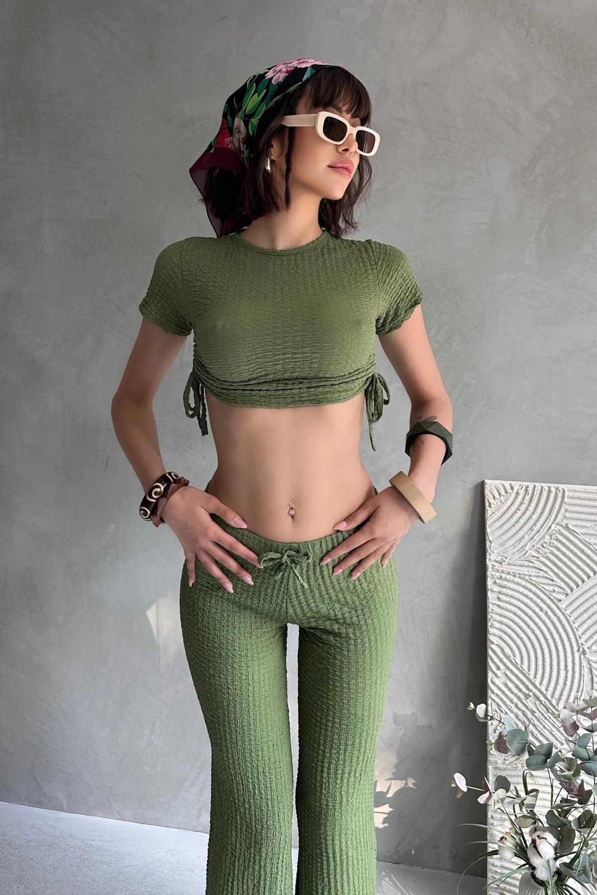 YANDAN BÜZGÜLÜ GOFRE KUMAŞ BELİ AYARLANABİLİR LASTİKLİ PANTOLONLU TAKIM